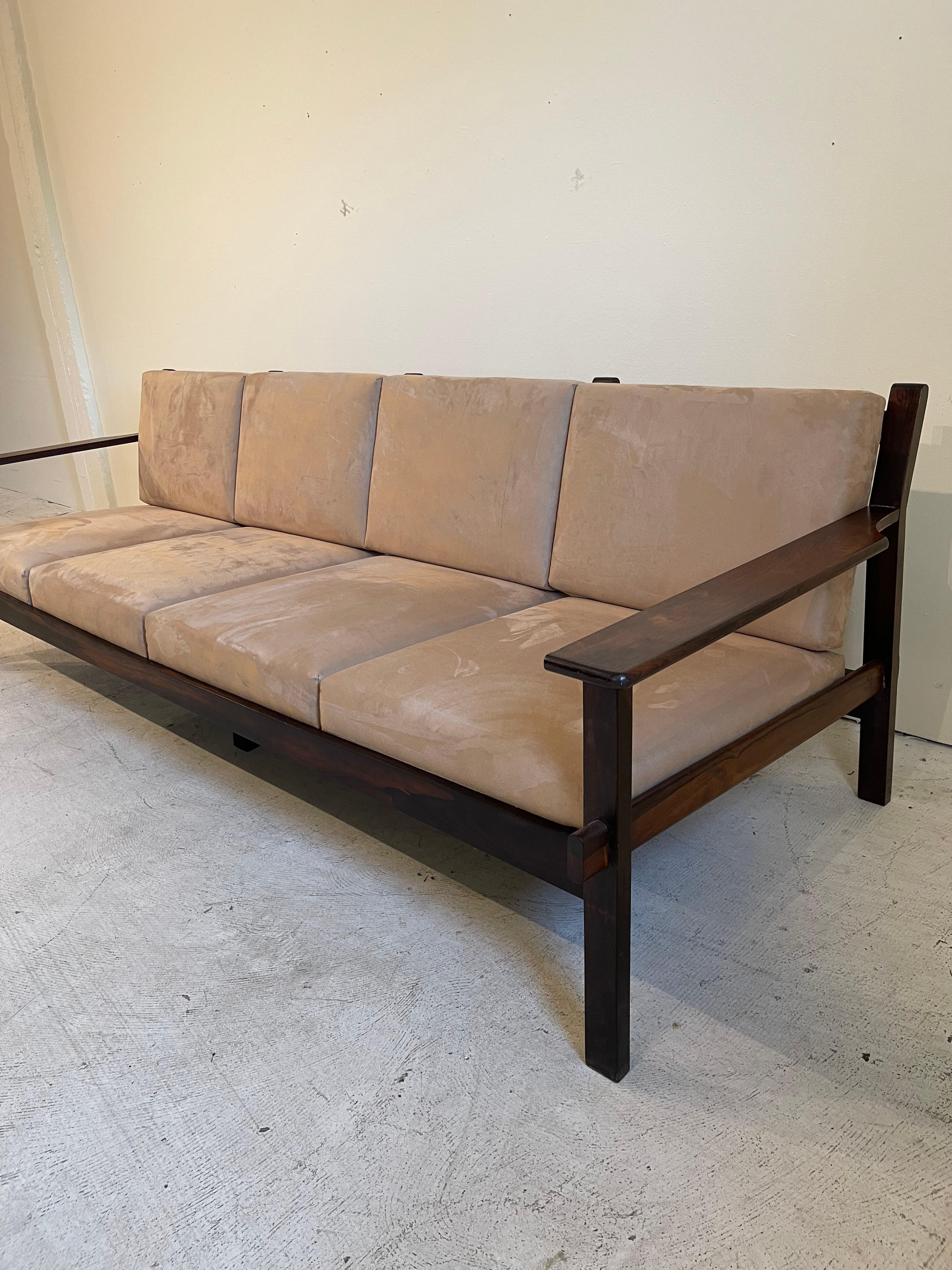 Brésilien Canapé en palissandre brésilien du milieu du siècle par Celina Decorações, années 1960 en vente