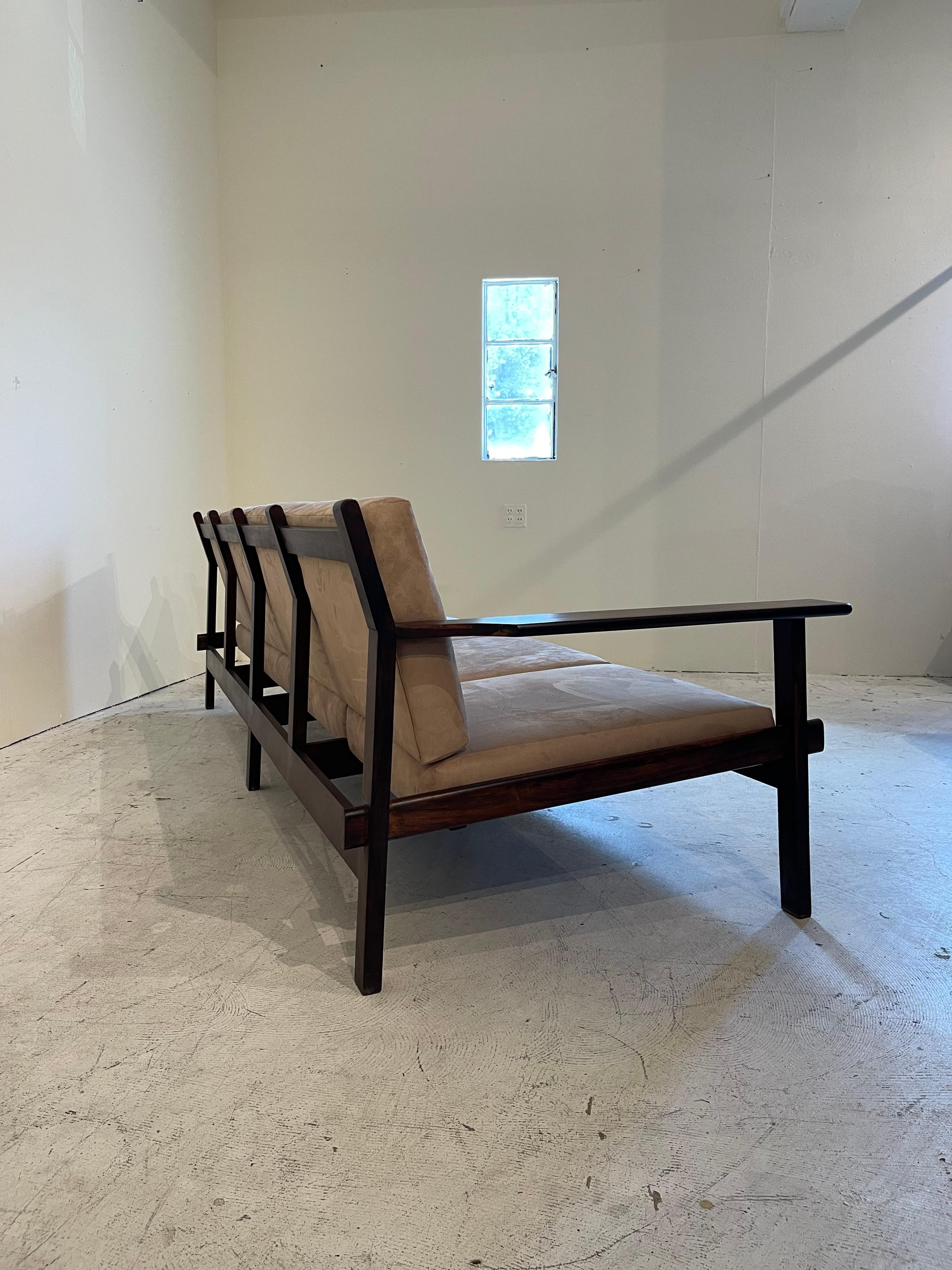 Fait main Canapé en palissandre brésilien du milieu du siècle par Celina Decorações, années 1960 en vente