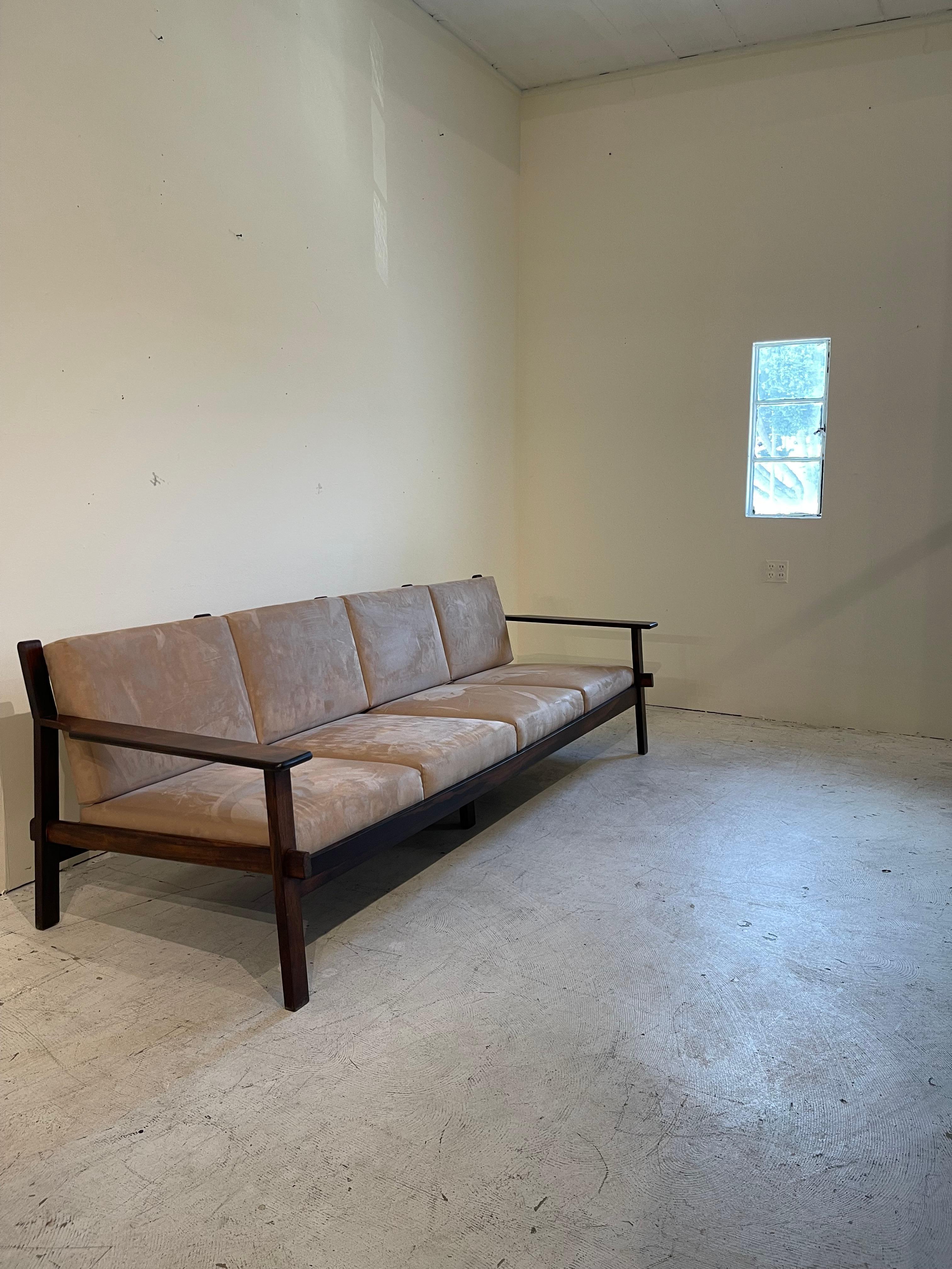 Canapé en palissandre brésilien du milieu du siècle par Celina Decorações, années 1960 Excellent état - En vente à Pasadena, CA