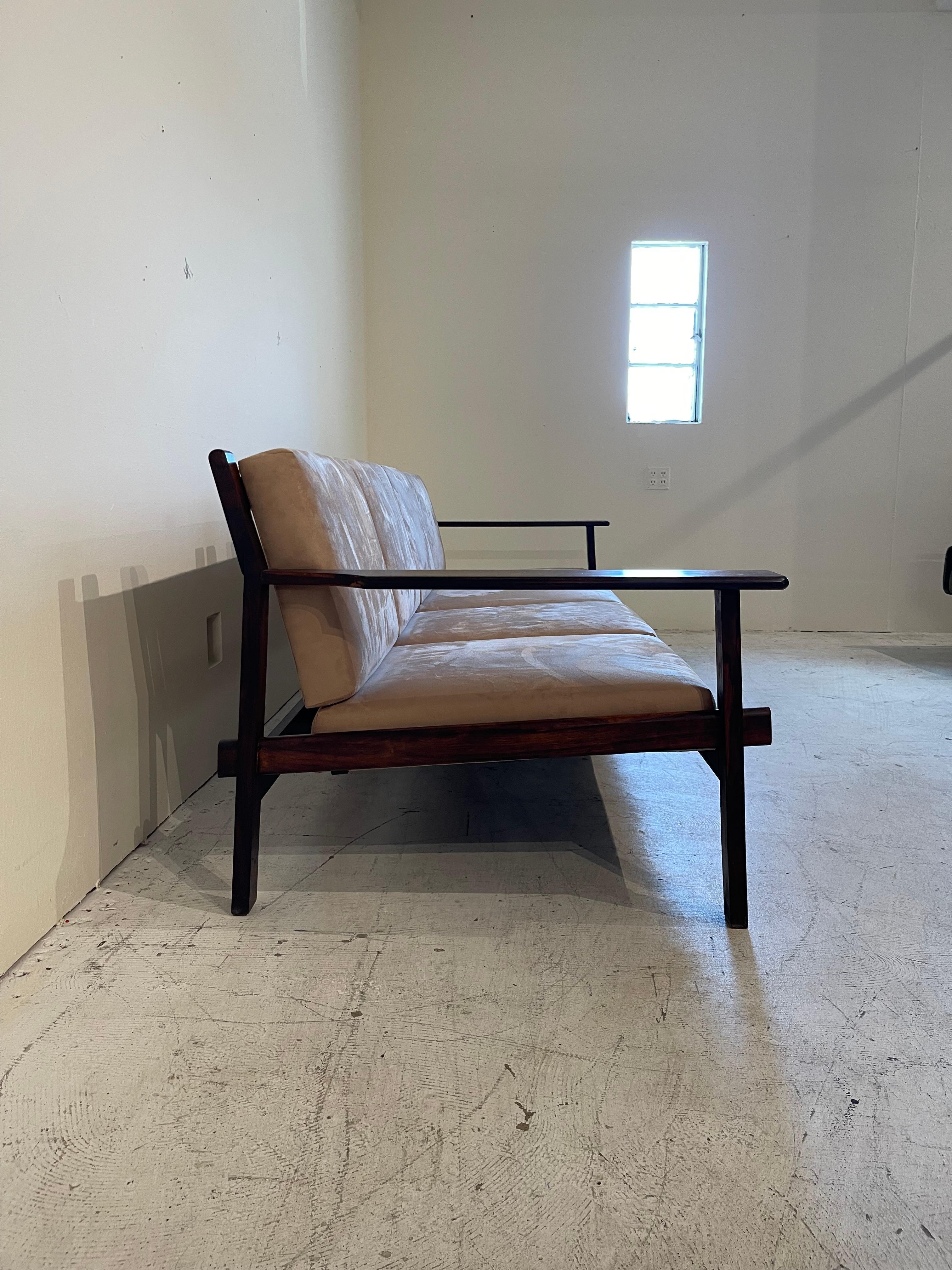 20ième siècle Canapé en palissandre brésilien du milieu du siècle par Celina Decorações, années 1960 en vente