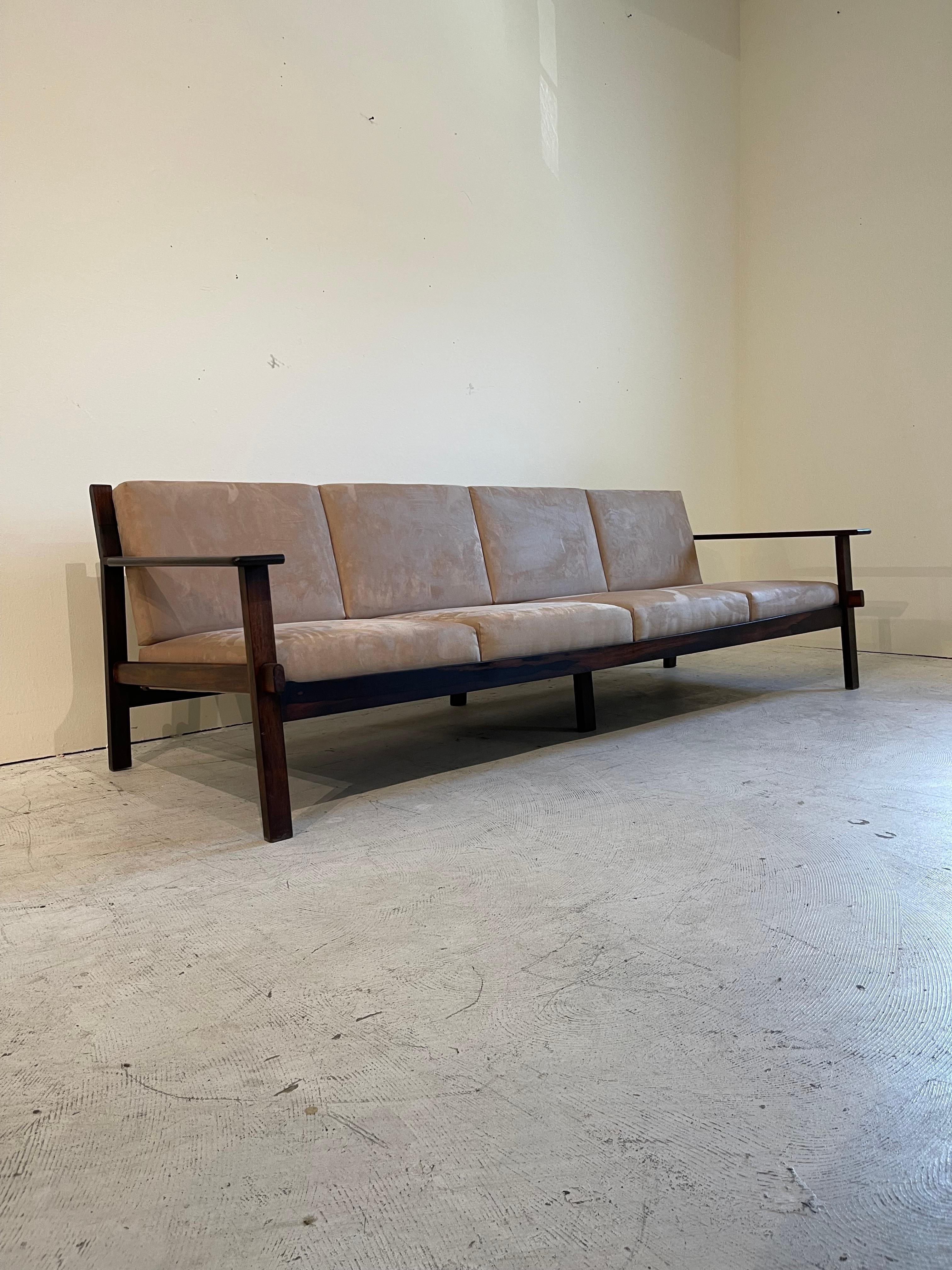 Imitation cuir Canapé en palissandre brésilien du milieu du siècle par Celina Decorações, années 1960 en vente