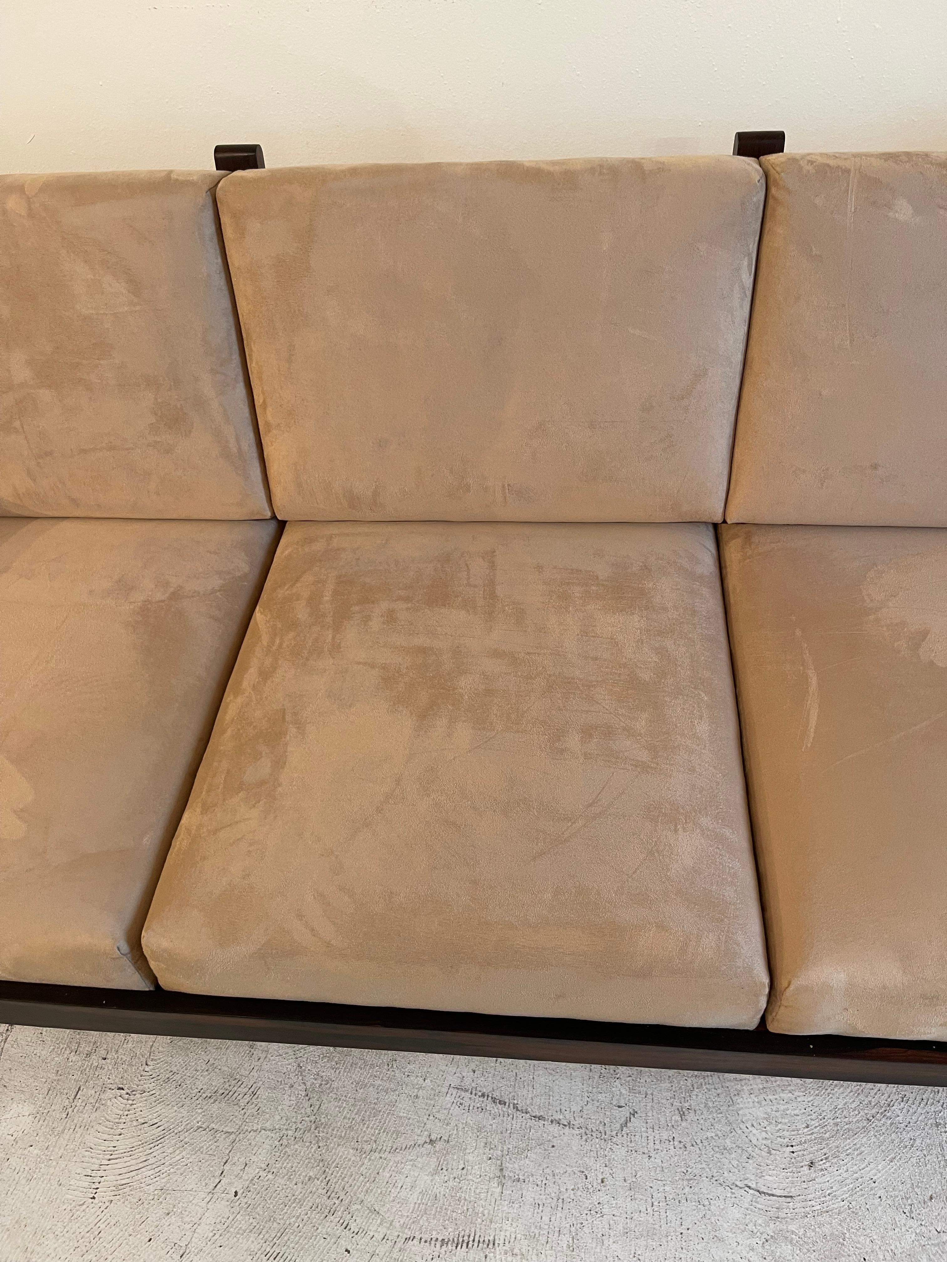 Canapé en palissandre brésilien du milieu du siècle par Celina Decorações, années 1960 en vente 1