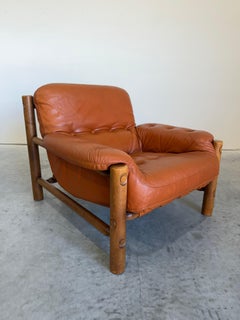 Sillón de descanso brasileño de mediados de siglo, estilo Sergio Rodríguez, en piel color coñac