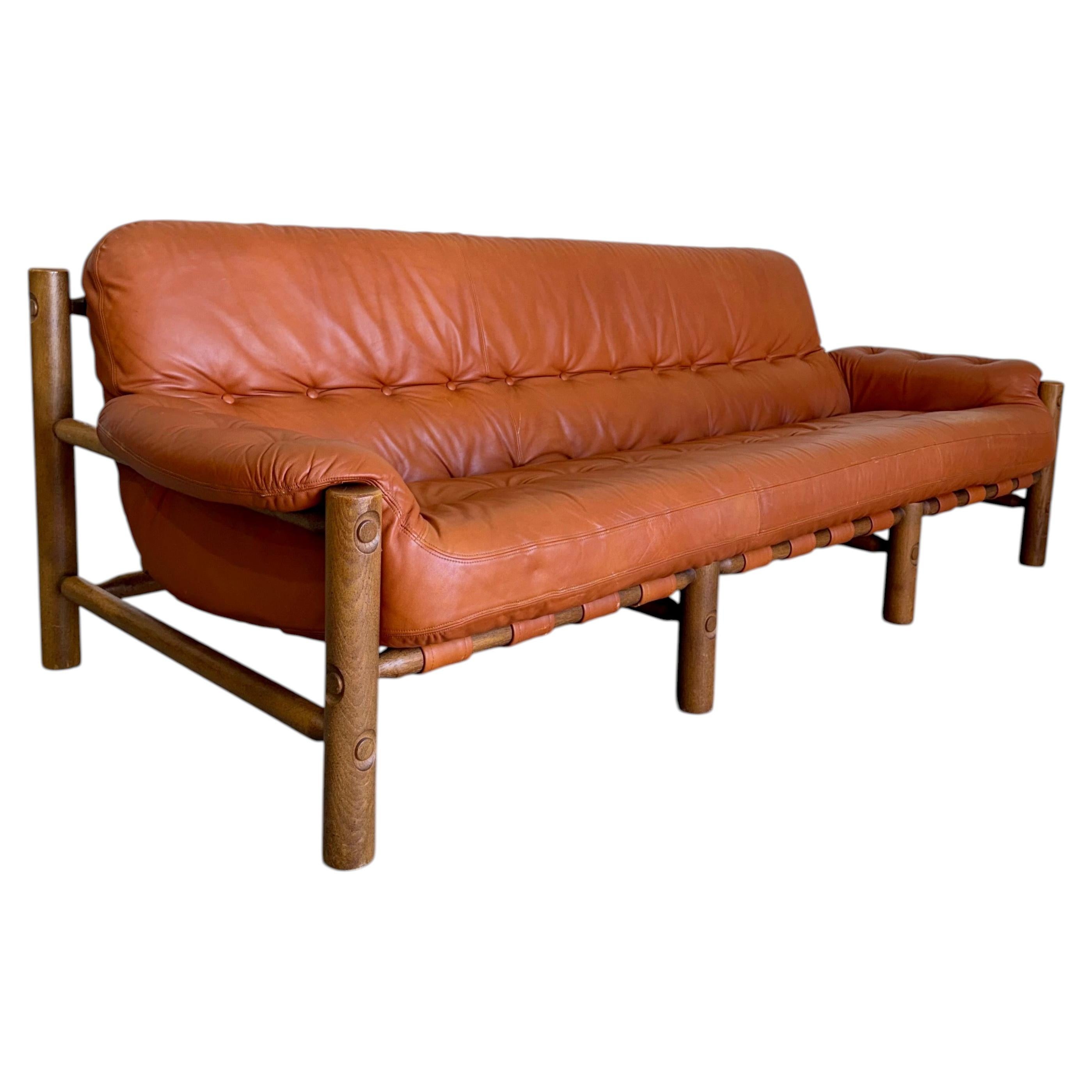 Divano brasiliano in pelle color cognac in stile Sergio Rodriguez, metà del secolo scorso