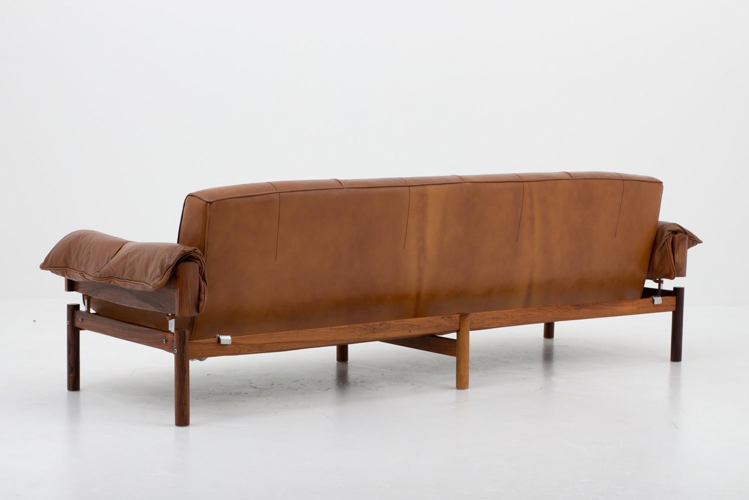 Brésilien Canapé brésilien du milieu du siècle en cuir Brown et bois de rose par Percival Lafer