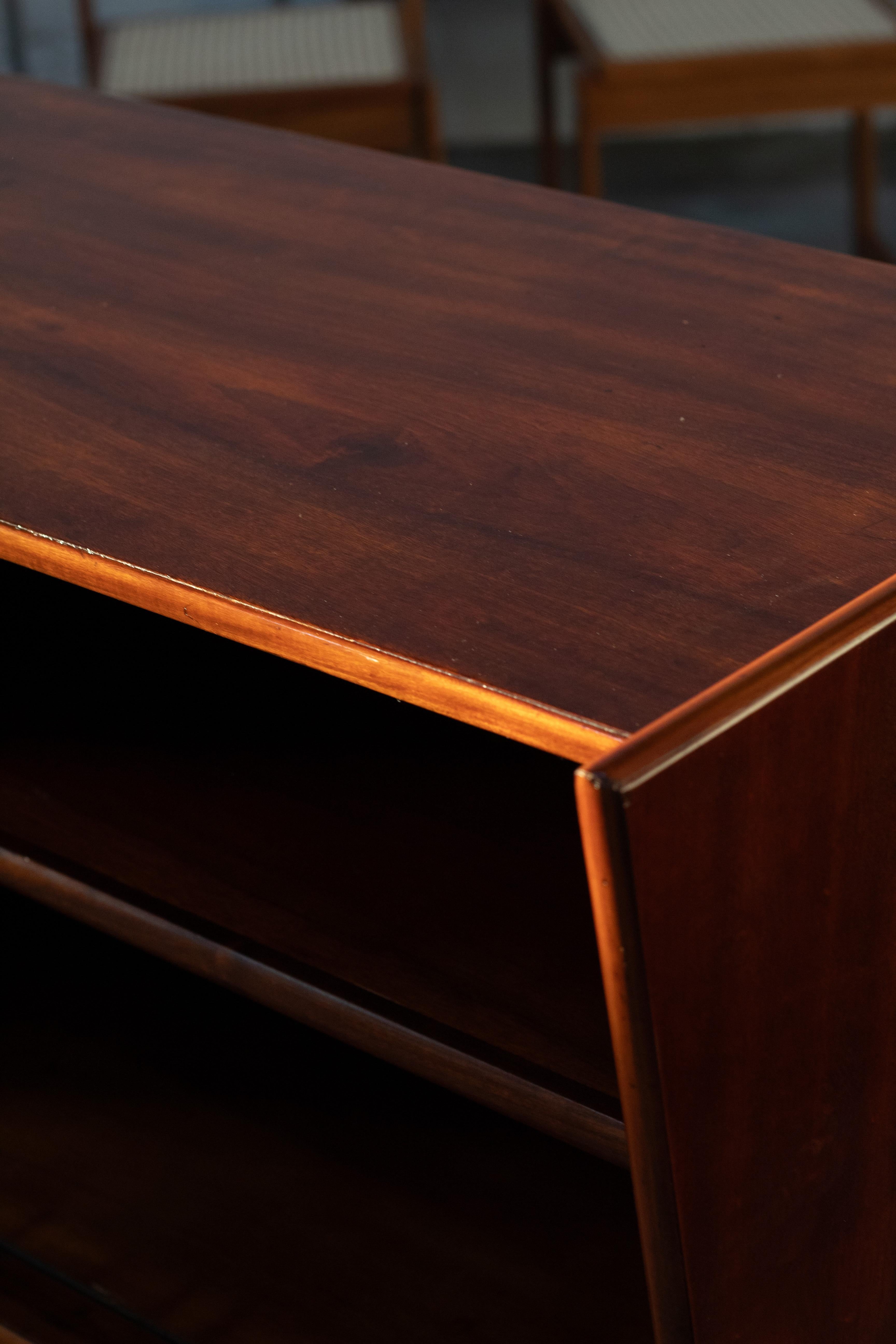 Mid-Century Brazilian Solid and Veneered Imbuia Sideboard by Móveis Cimo For Sale 3
