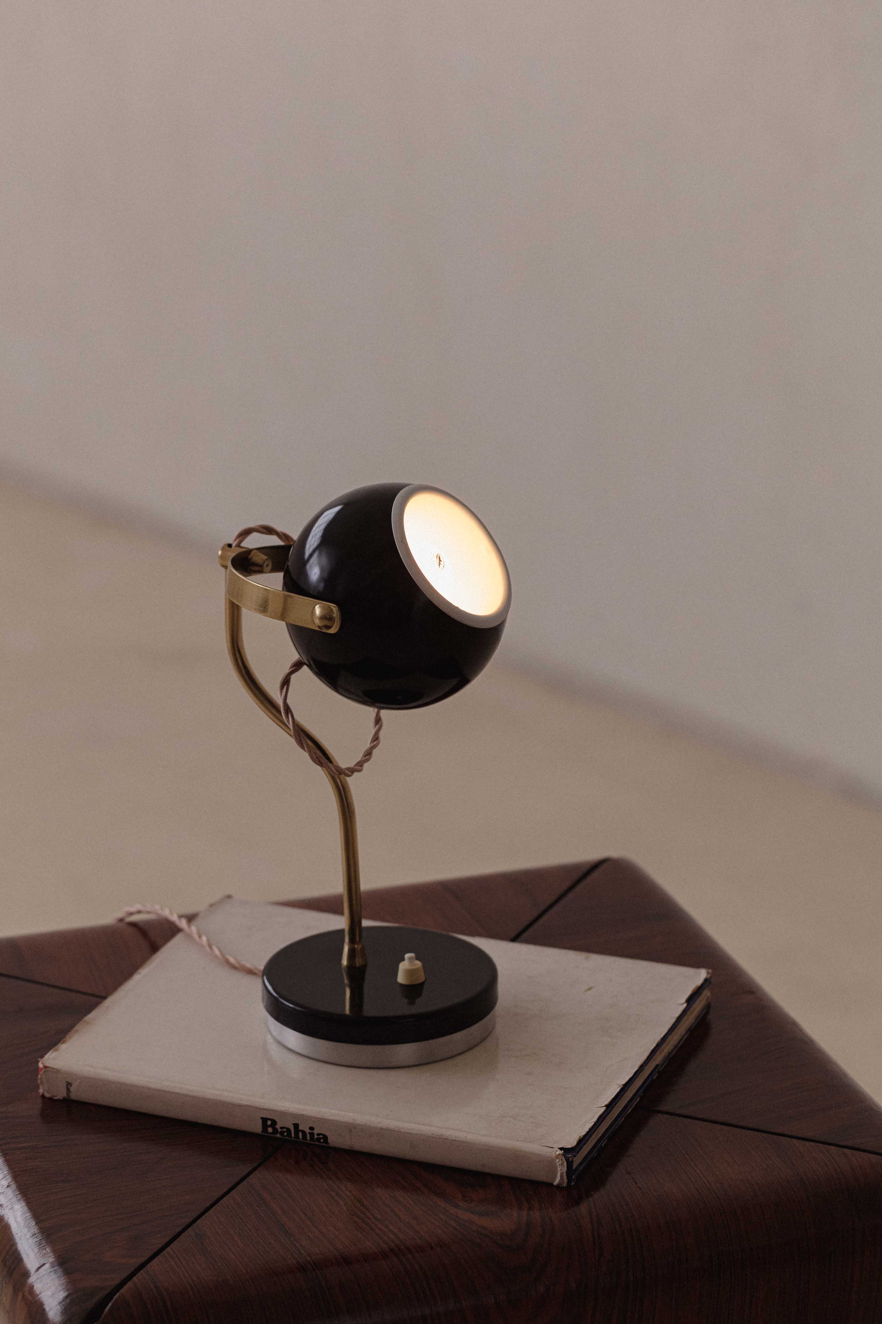 This fantastic table lamp was designed by Enrico Furio (1909-2010) and produced by Dominici, a Brazilian company of lighting objects created by the Italian designer Enrico Furio – who immigrated to Brazil in 1946 with Lina Bo Bardi (1914-1942) and