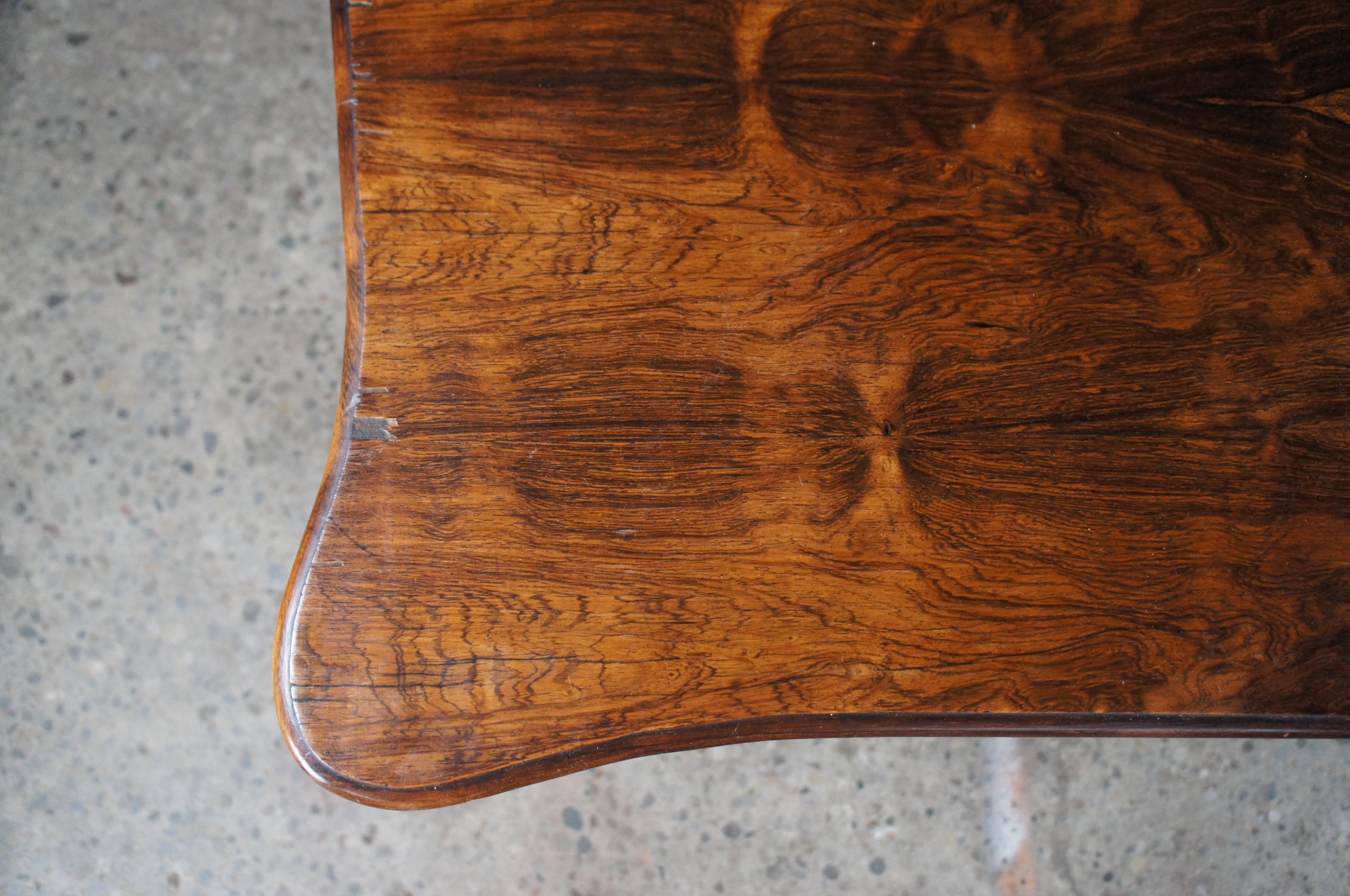 Bois de rose Table de salle à manger provinciale française en bois de rose brésilien serpentin du milieu du siècle 78 po. en vente