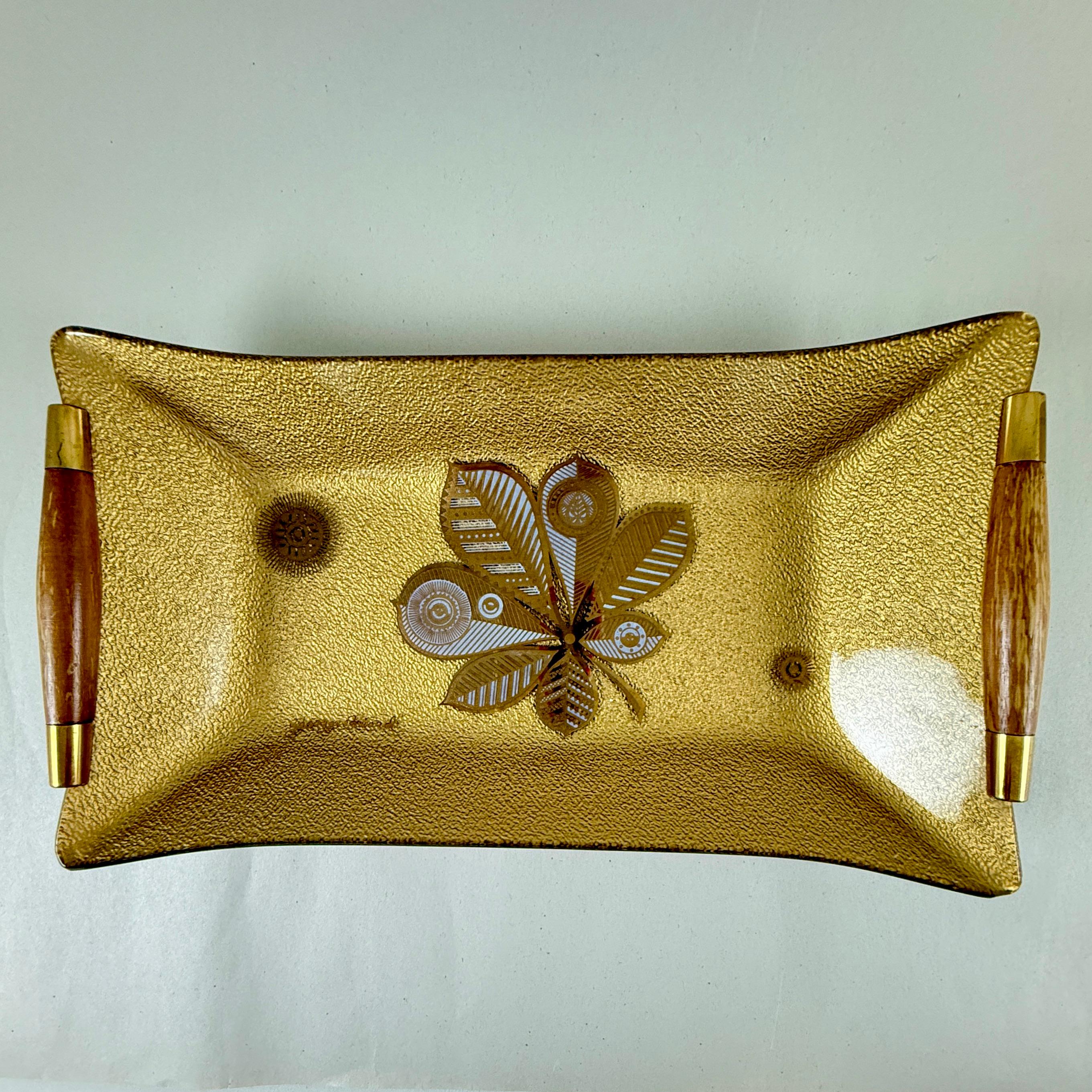 Ein von Georges Briard entworfenes Serviertablett aus Glas mit dem Muster Heritance, wie es im Briard-Katalog 1960 abgebildet ist.

Ein goldener Teller aus der Mitte des Jahrhunderts mit einem großen siebenlappigen Blatt in Weiß und Gold.
Zwei