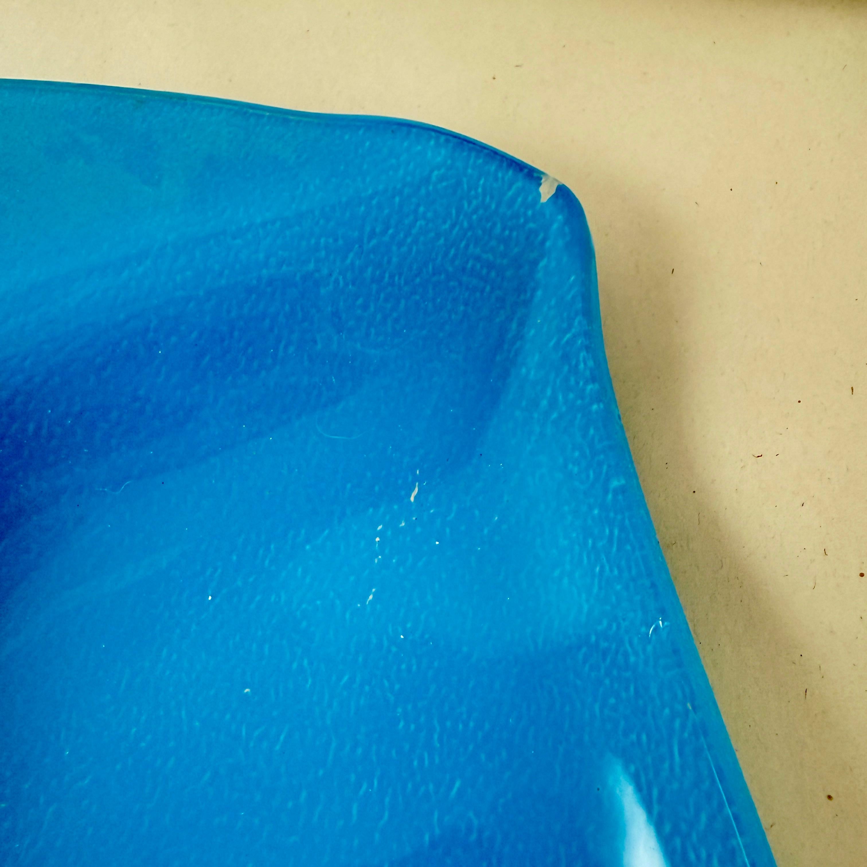 Plateau en verre Briard Peacock Blue Pageant du milieu du siècle, 1964 en vente 3