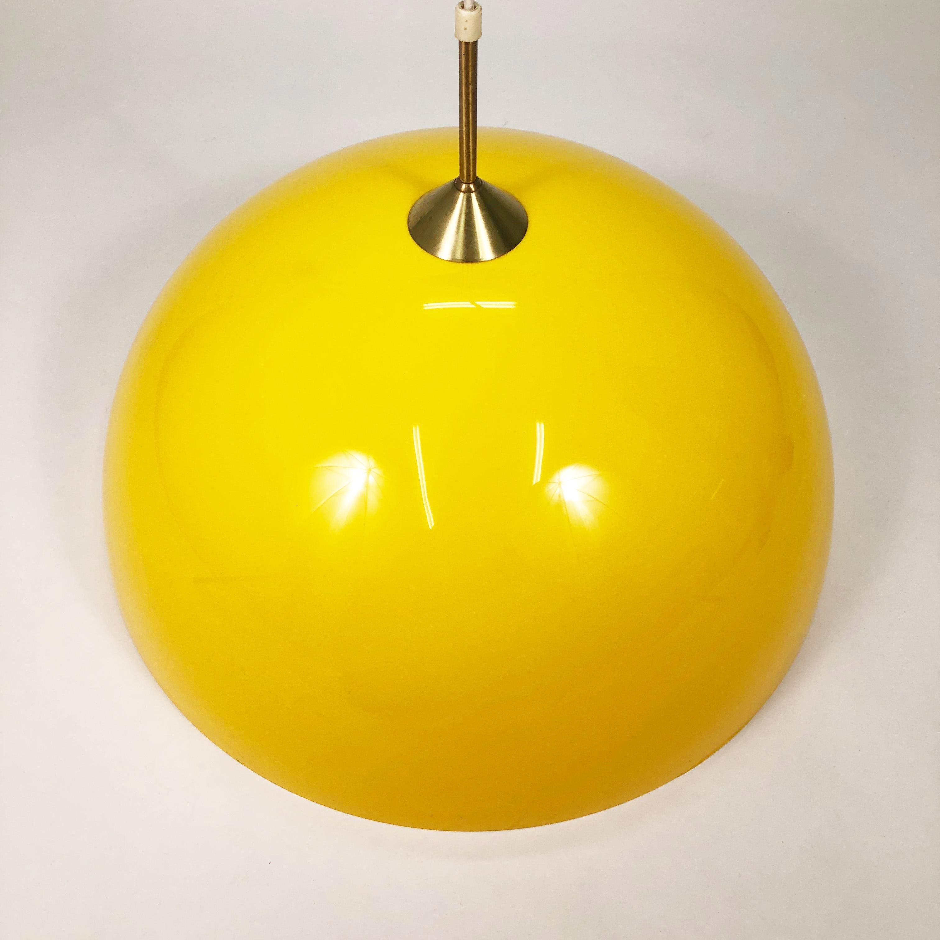 Vintage mid-century bright yellow dome pendant light by Prescolite.

Lucite with brass stem.

Measure: 53
