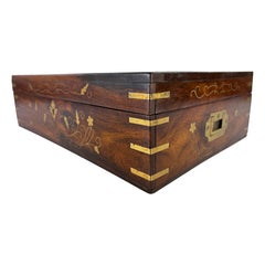 Cassettiera in ottone e mogano in stile British Colonial della metà del secolo scorso