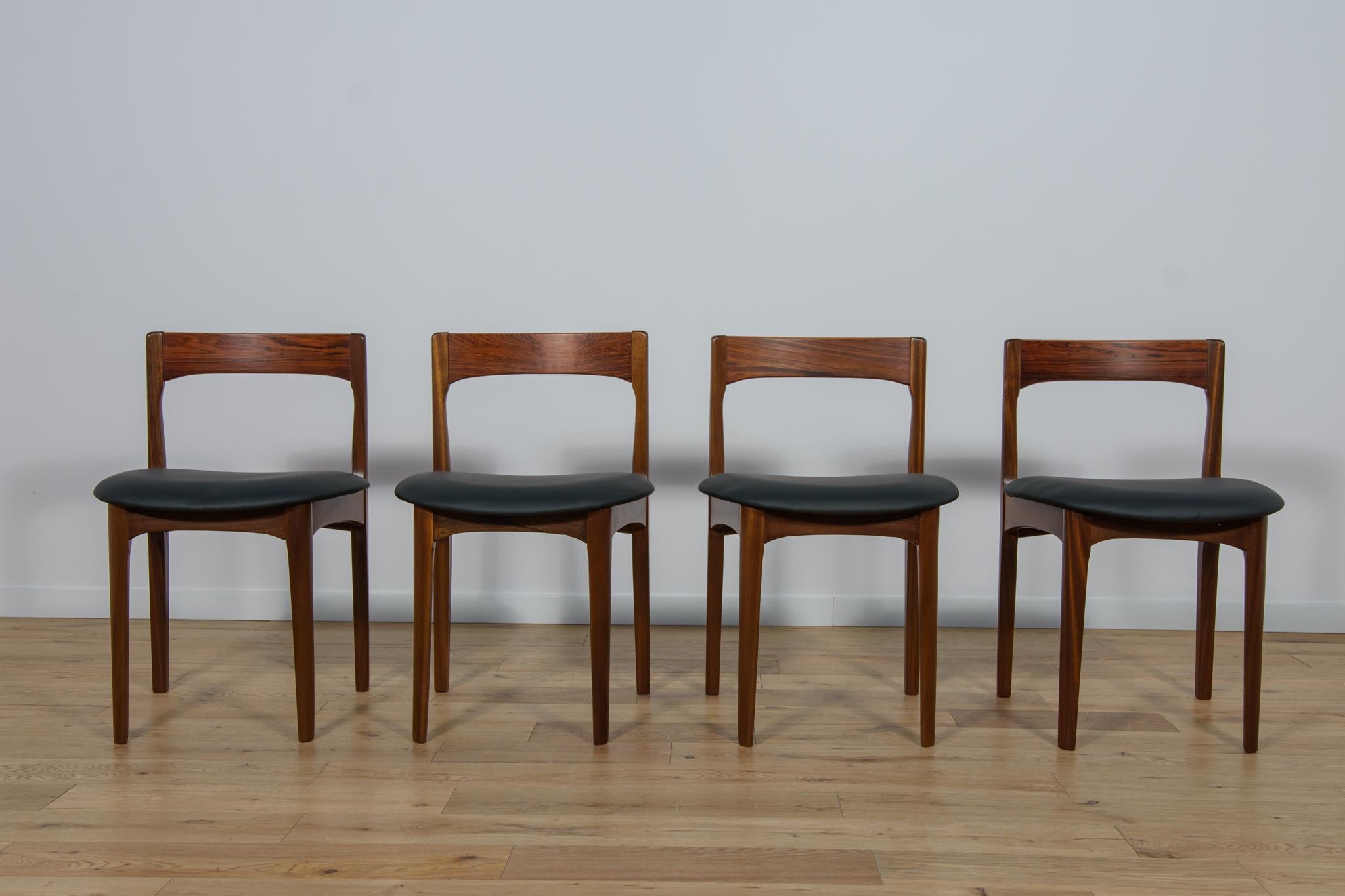 Cet ensemble de quatre chaises a été produit en Grande-Bretagne dans les années 1960. La structure des chaises est en teck, les dossiers sont en palissandre. Les meubles ont été entièrement rénovés, nettoyés des anciens revêtements, peints avec de