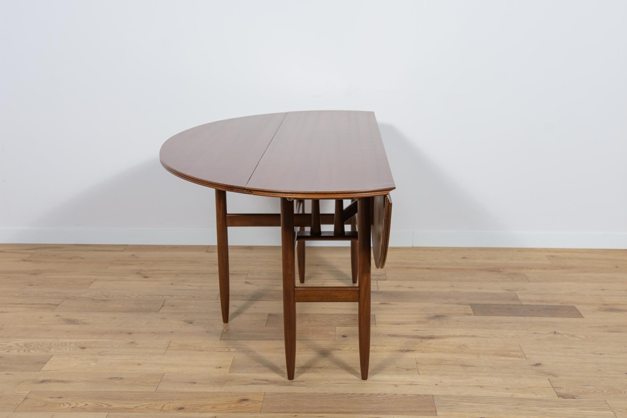 Mid-Century British Extendable Dining Table, 1960s In Excellent Condition For Sale In GNIEZNO, 30