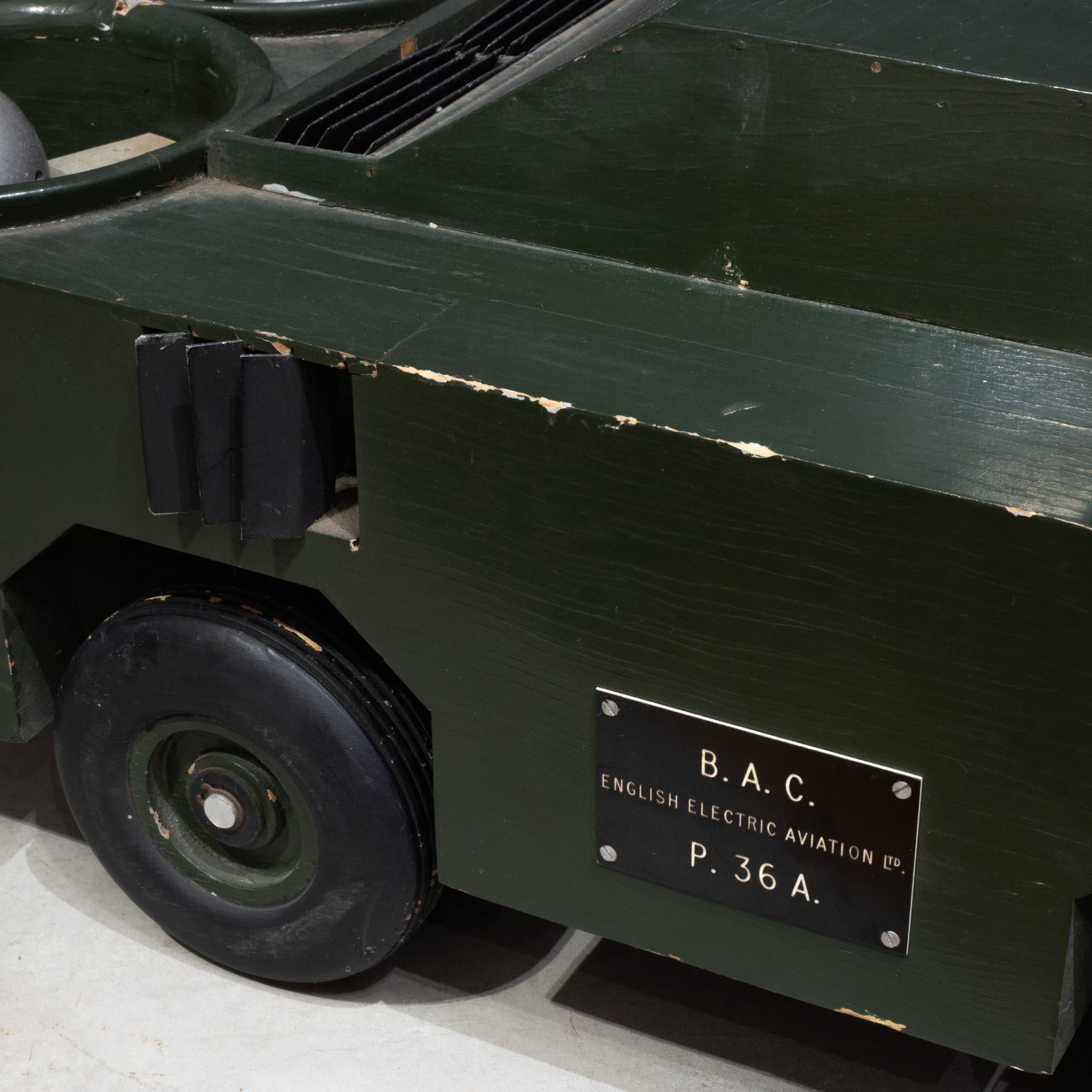 Mid-Century Modern Modèle de véhicule conceptuel militaire britannique du milieu du siècle 