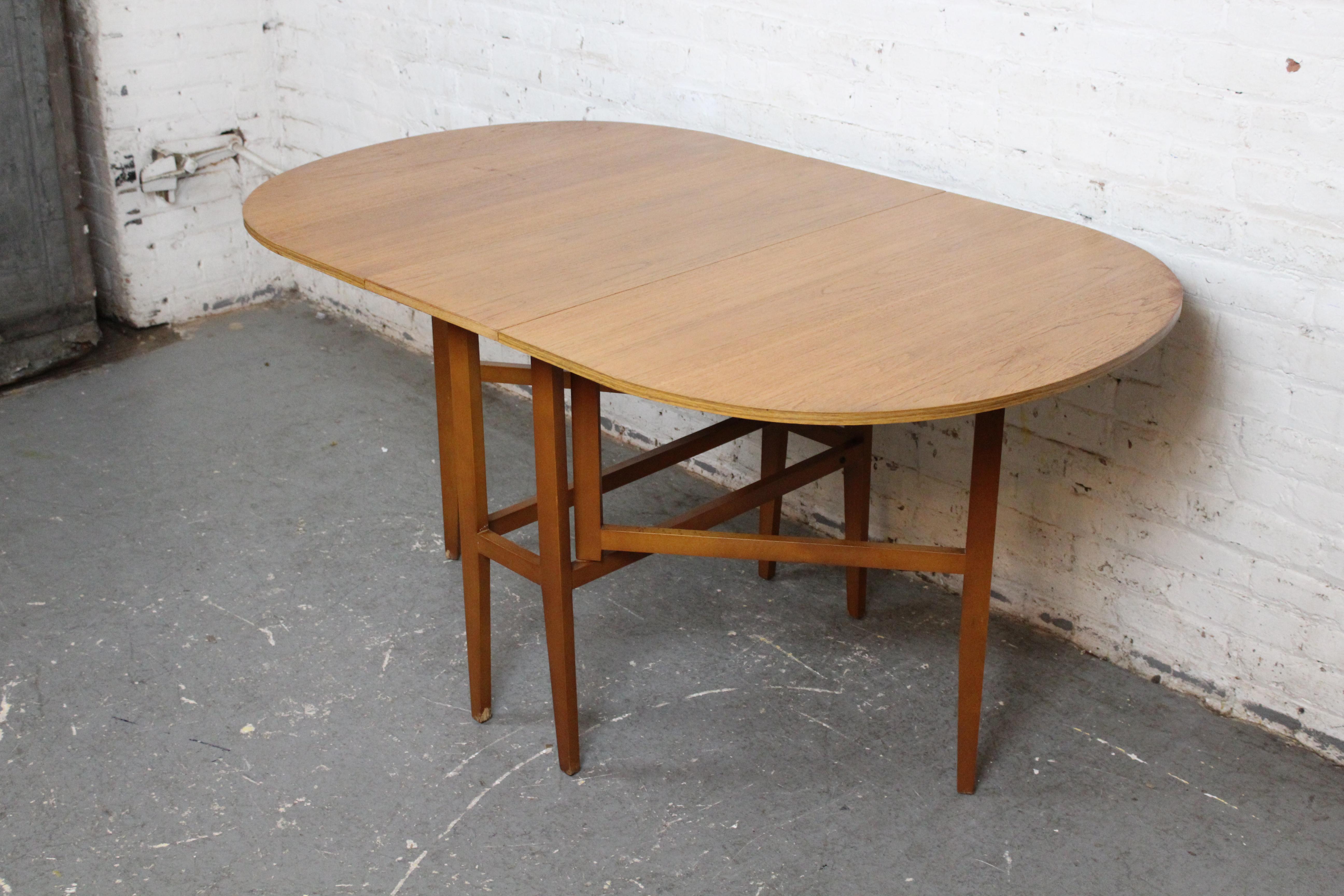 Dieser auffällige Klapptisch, der A.H. zugeschrieben wird, steht für den hohen Stil des schottischen Modern-Designs der Jahrhundertmitte. McIntosh Furniture aus Kirkcaldy, Schottland. In Anlehnung an die ikonischen Entwürfe des skandinavischen