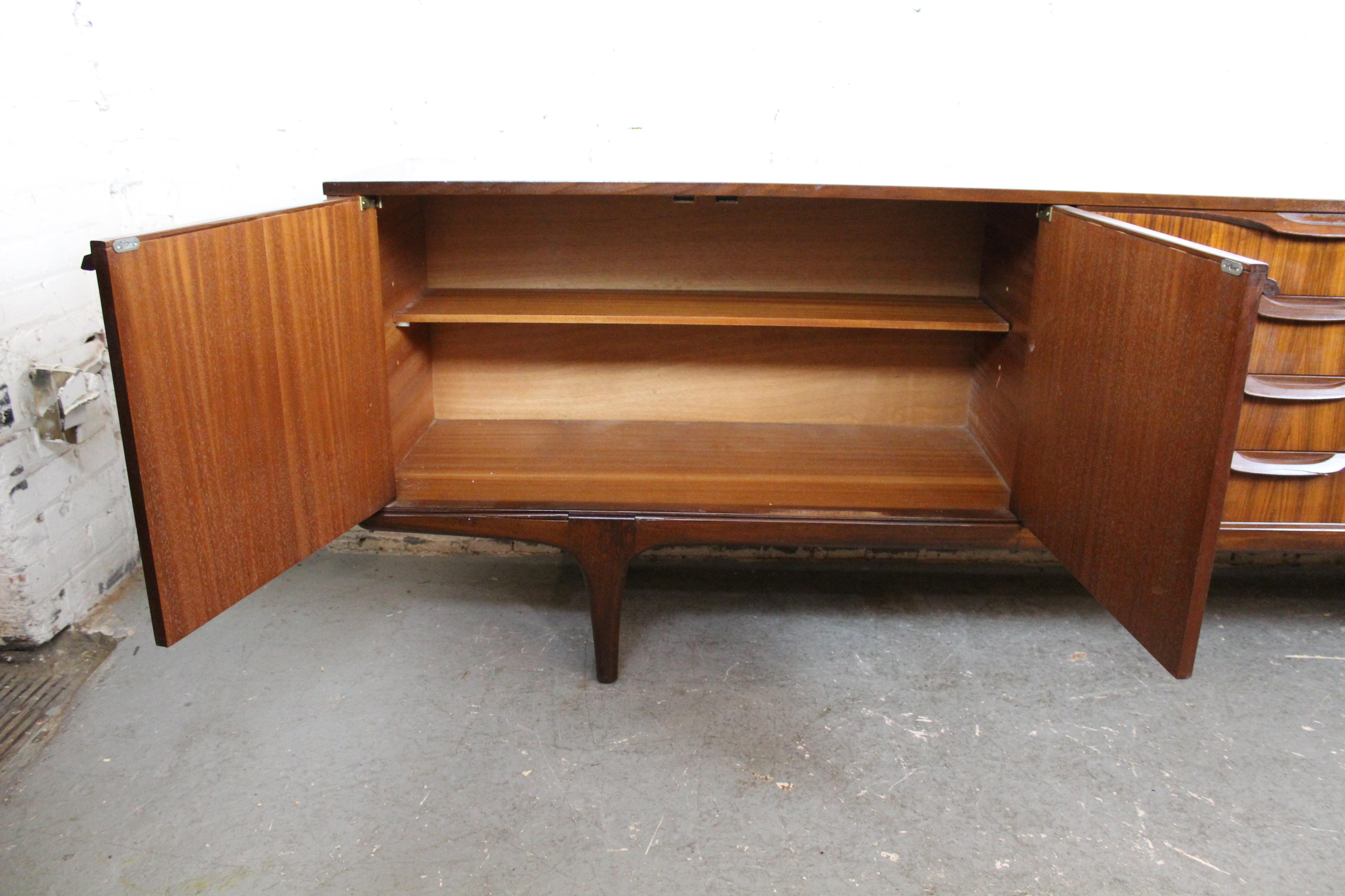 Buffet moderne britannique du milieu du siècle dernier de Tom Robertson pour McIntosh Scotland en vente 2