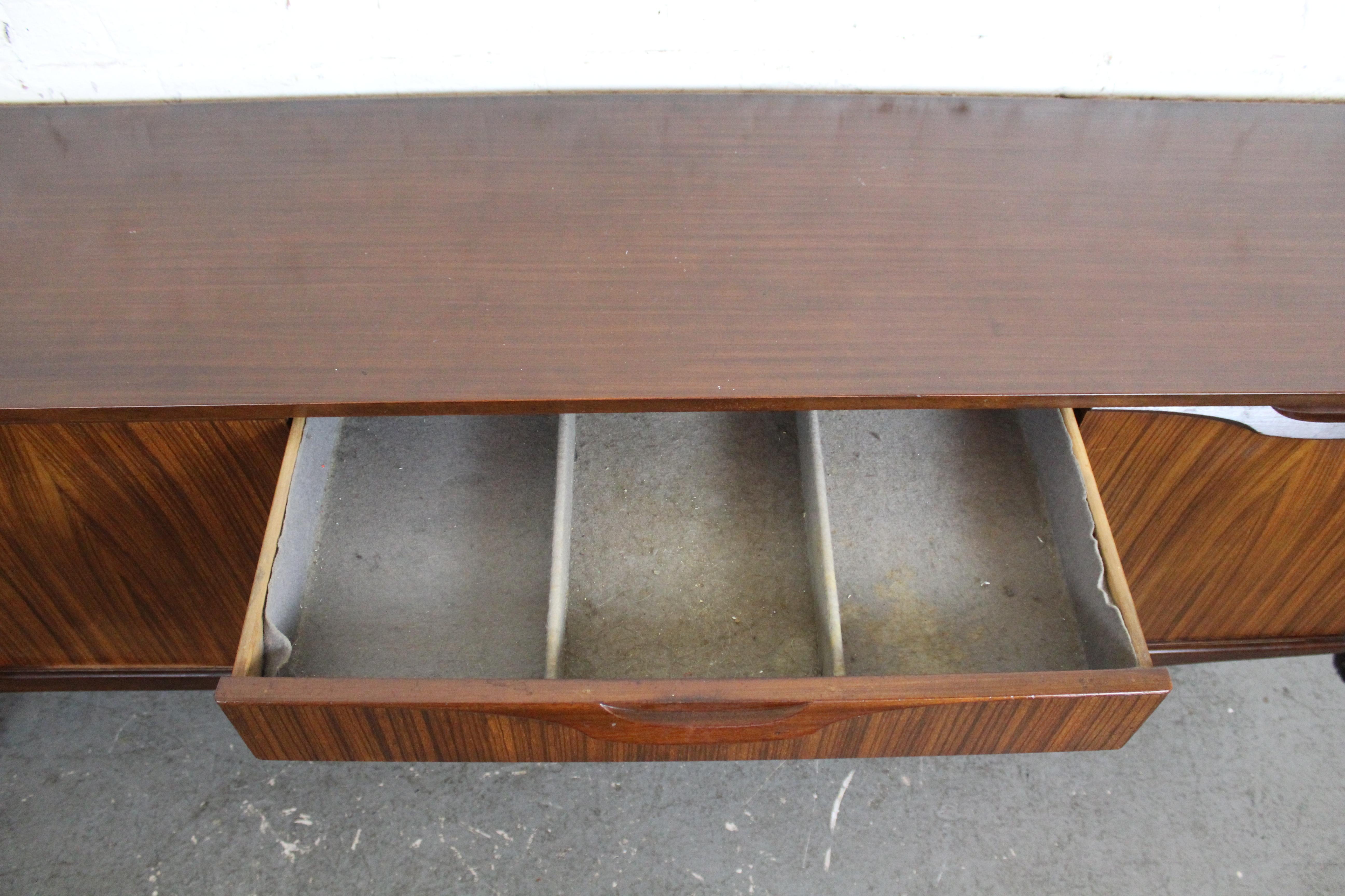 Buffet moderne britannique du milieu du siècle dernier de Tom Robertson pour McIntosh Scotland en vente 3