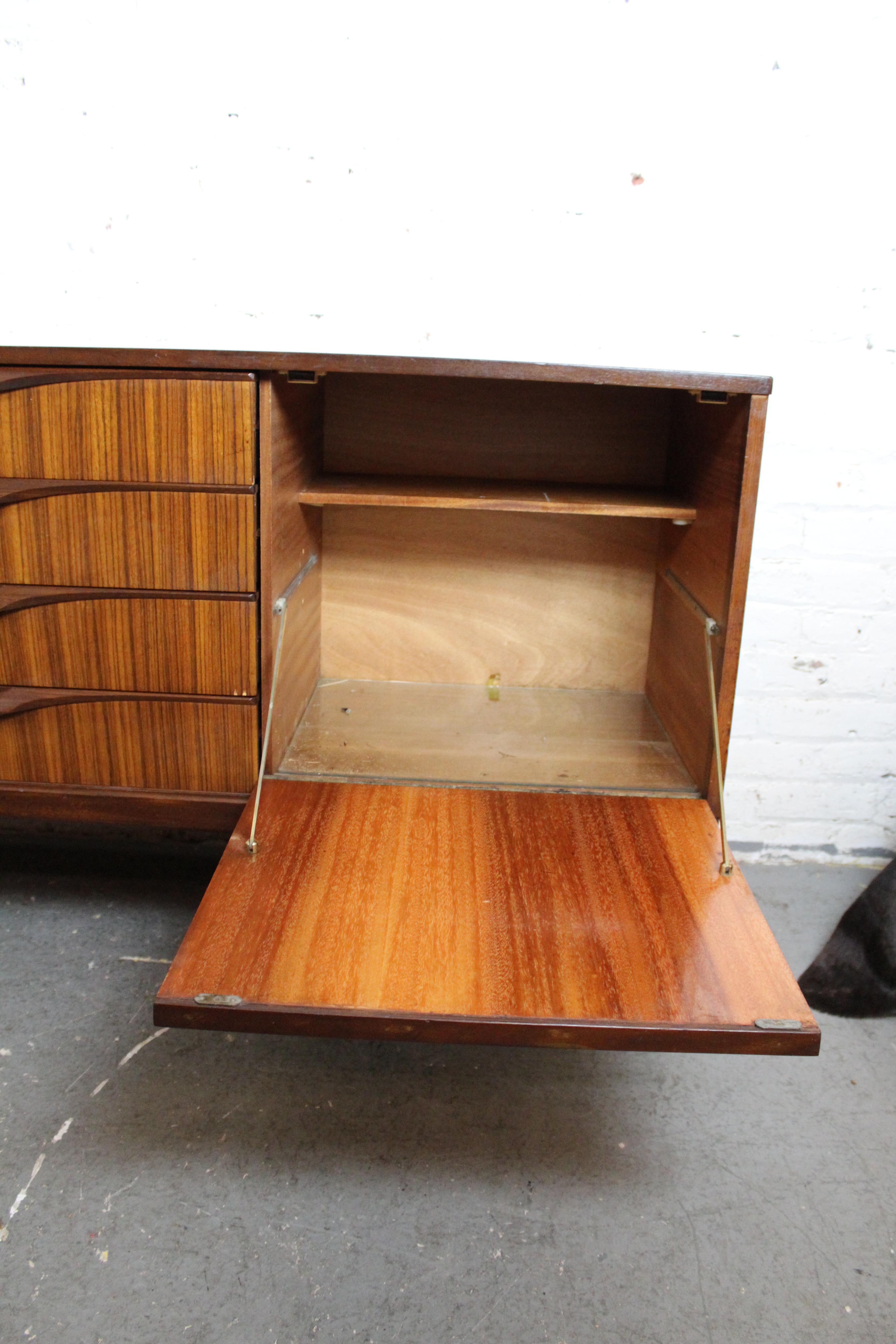 Buffet moderne britannique du milieu du siècle dernier de Tom Robertson pour McIntosh Scotland en vente 4