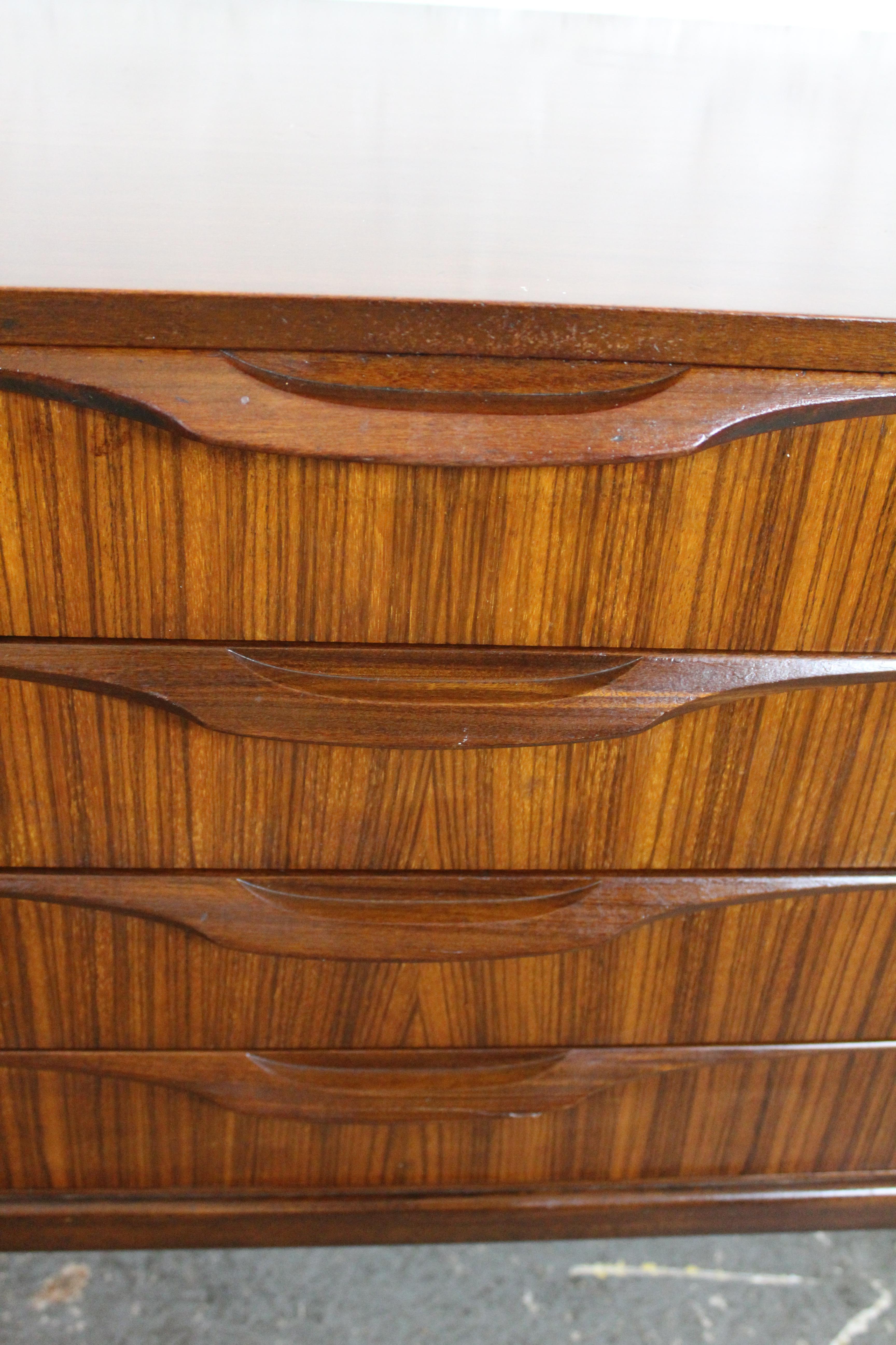 Buffet moderne britannique du milieu du siècle dernier de Tom Robertson pour McIntosh Scotland en vente 9