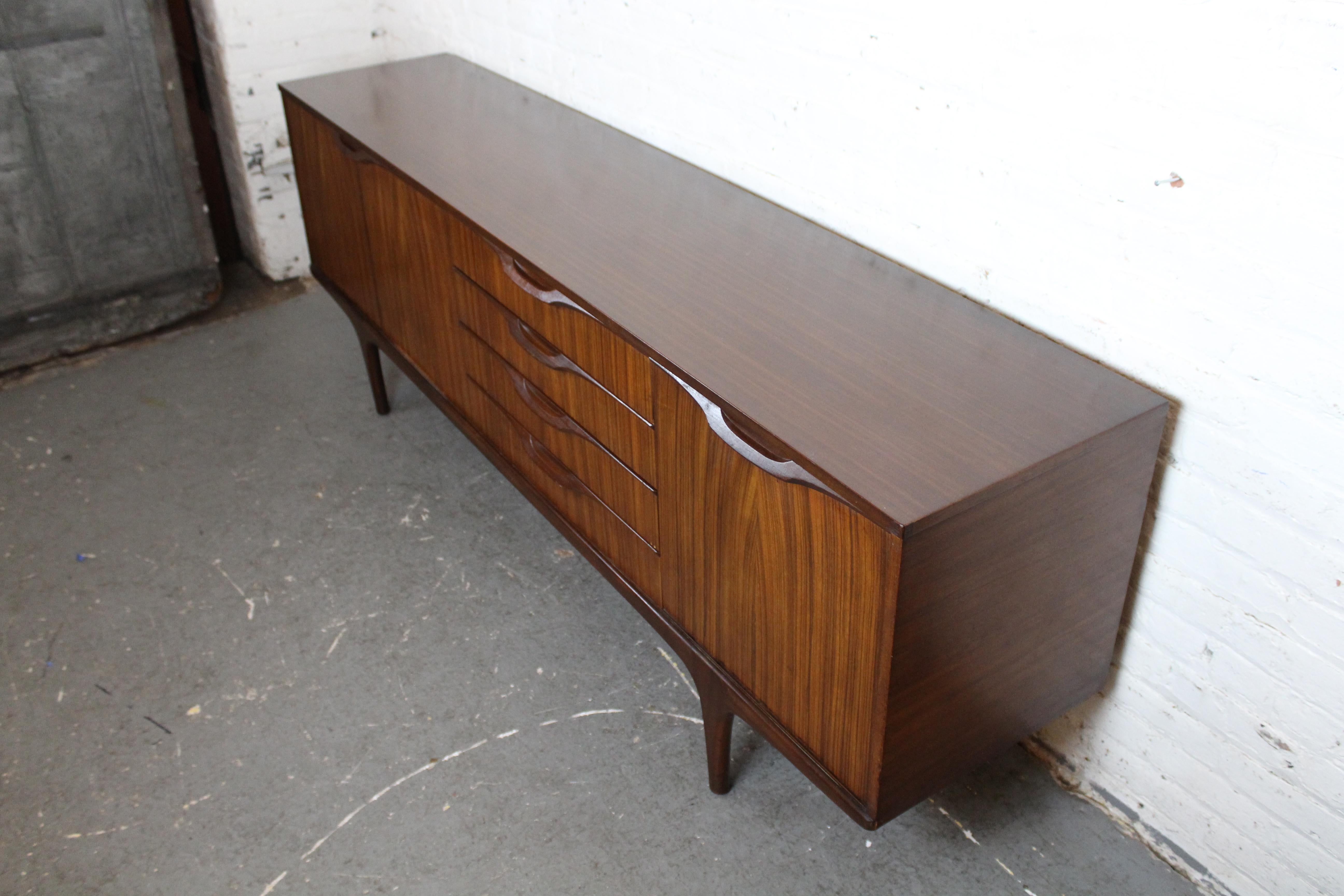 Ce buffet vintage rare, conçu par Tom Robertson pour A.H., est une pièce unique du mobilier du milieu du siècle. McIntosh Furniture of Kirkcaldy, Scotland ! Affichant une saine influence moderne scandinave et construit dans des bois britanniques
