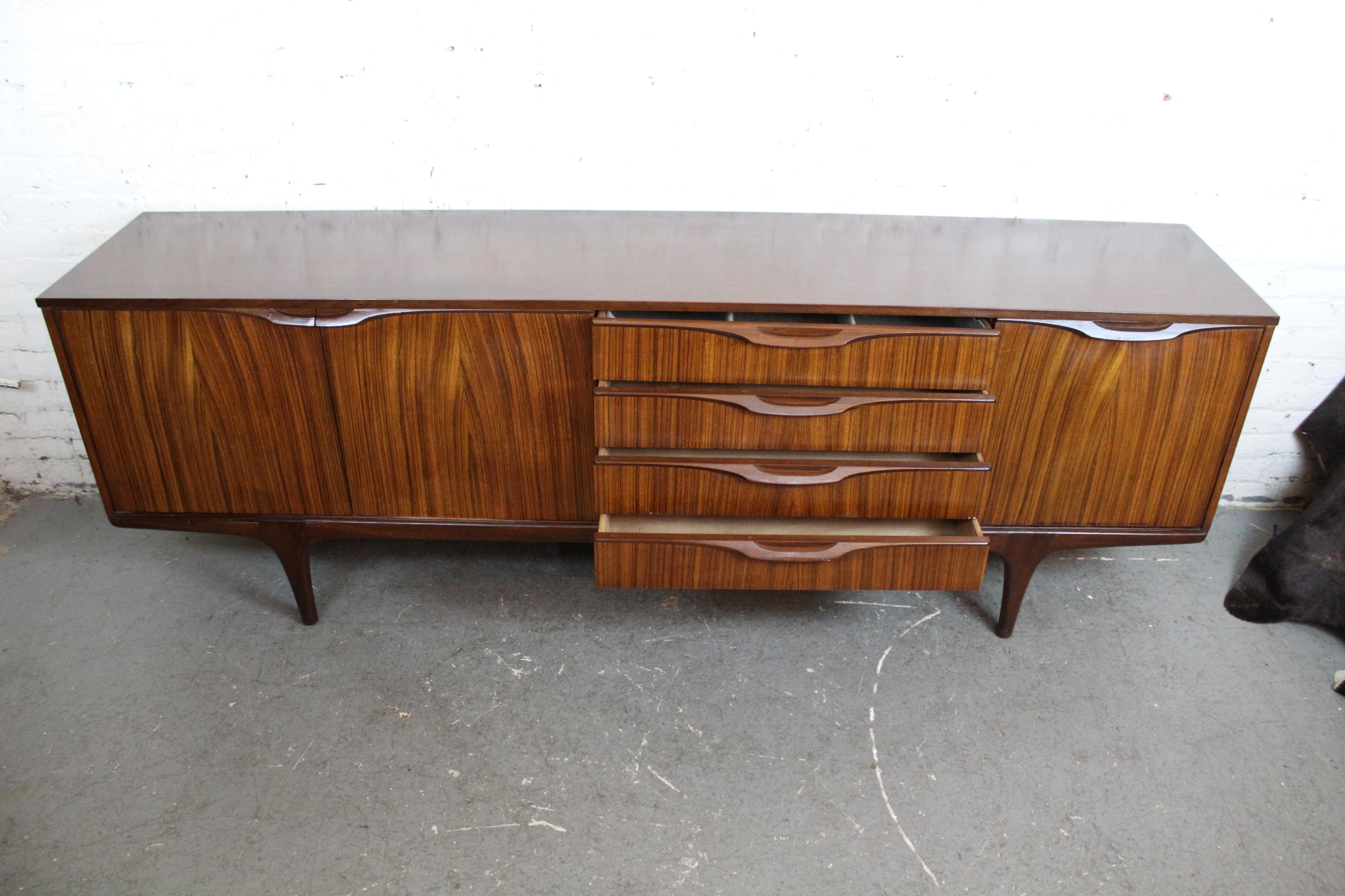 Britannique Buffet moderne britannique du milieu du siècle dernier de Tom Robertson pour McIntosh Scotland en vente