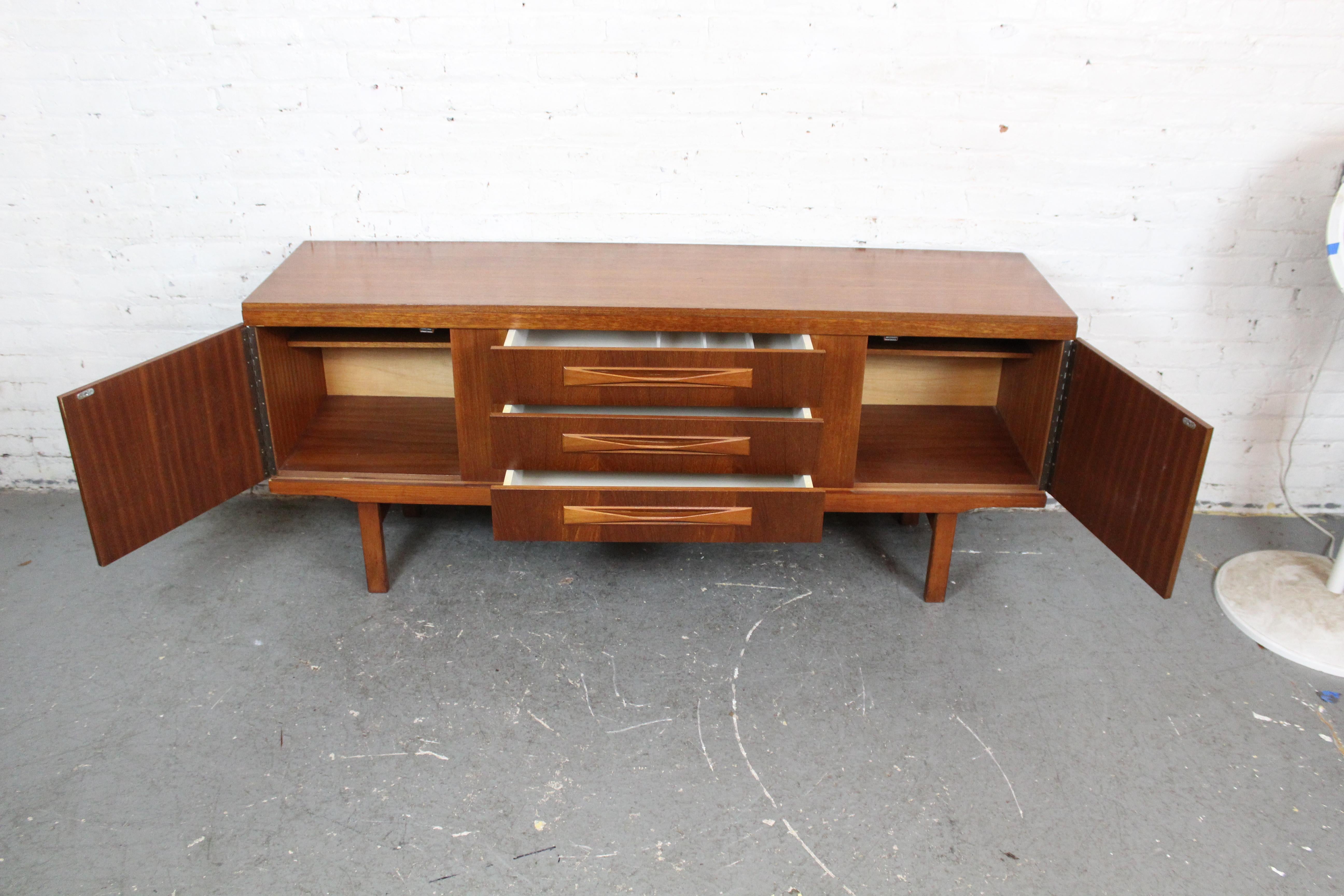 20ième siècle Buffet en teck Modernity British Mid-Century