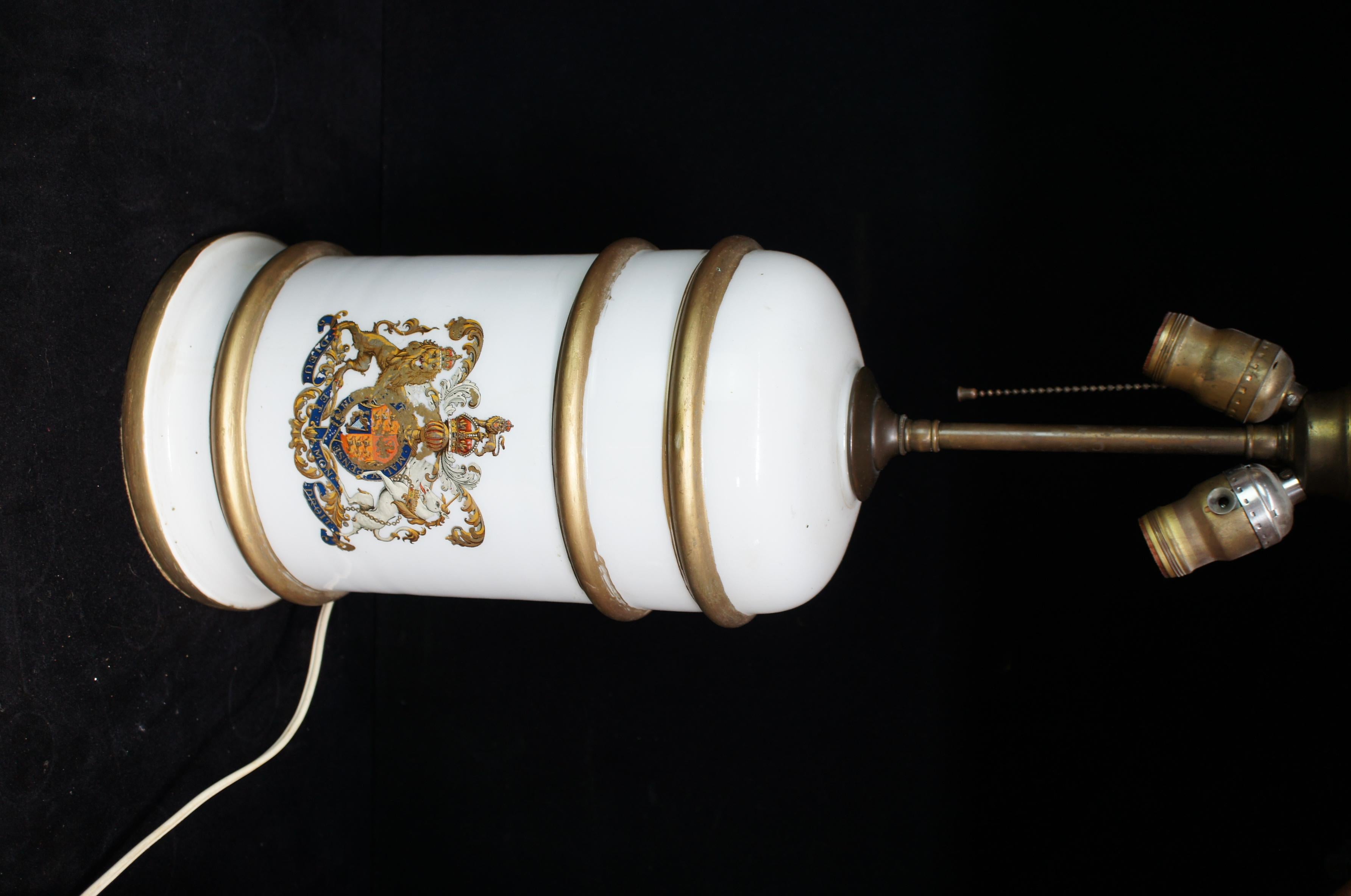 Mid Century British Monarch Coat of Arms Glass Lamp Shield Crest English UK In Good Condition In Dayton, OH