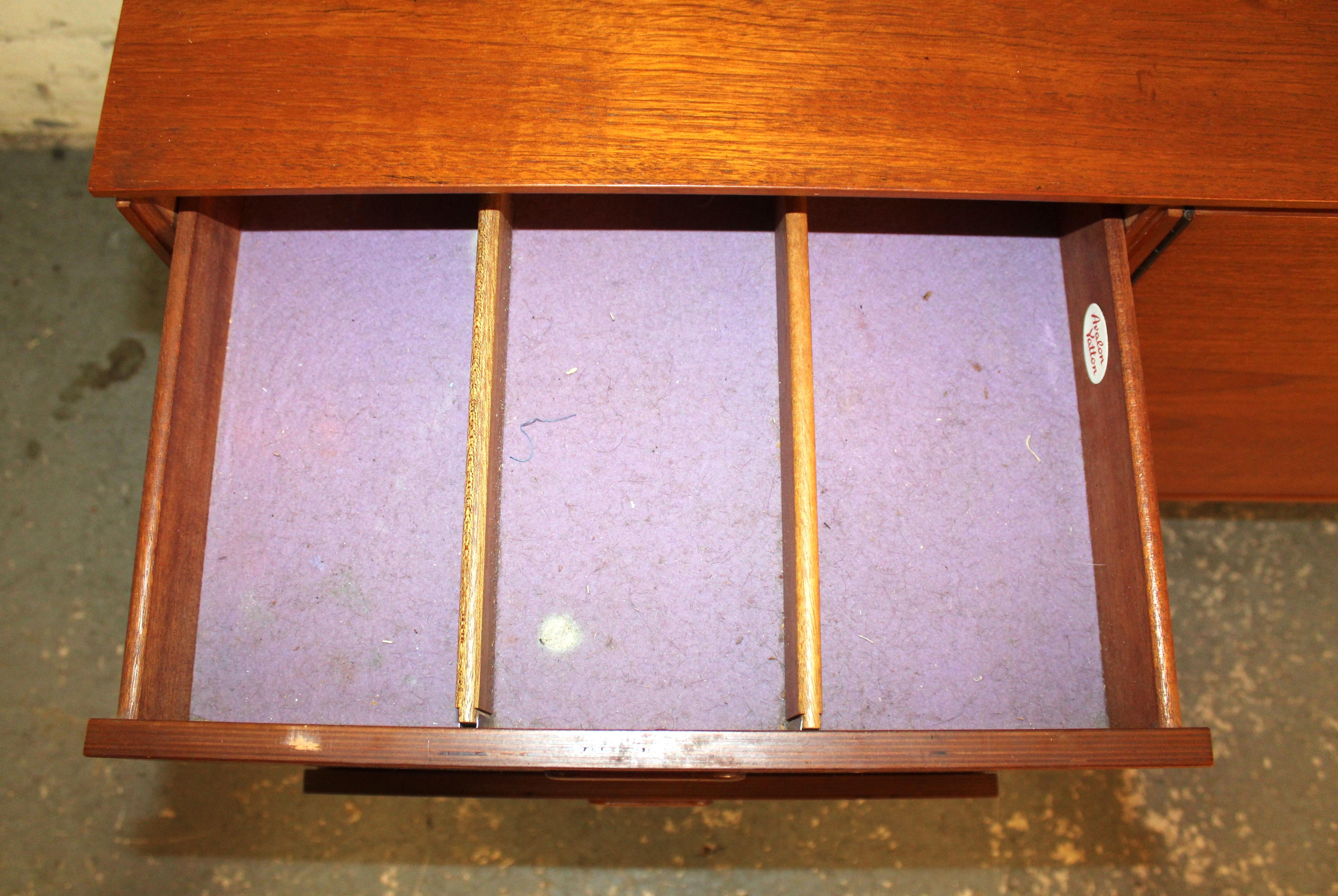 Credenza in teak inglese di metà secolo di Avalon Yatton in vendita 5