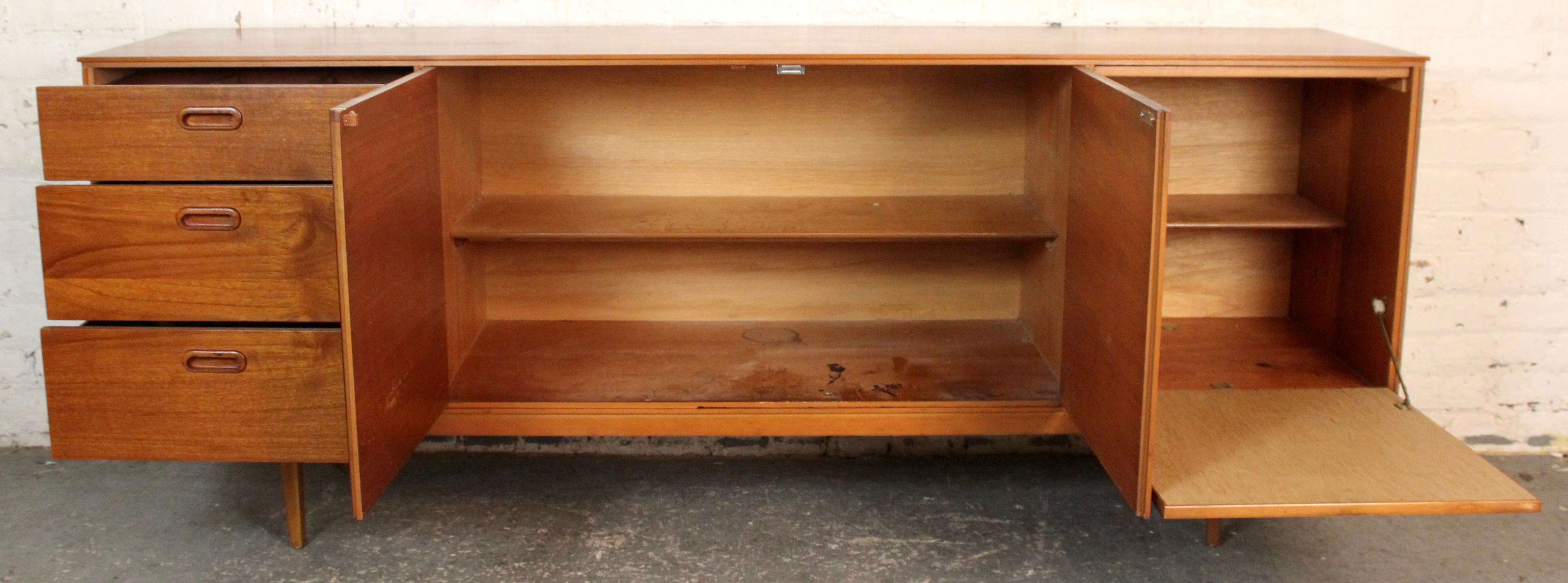 Credenza in teak inglese di metà secolo di Avalon Yatton in vendita 9