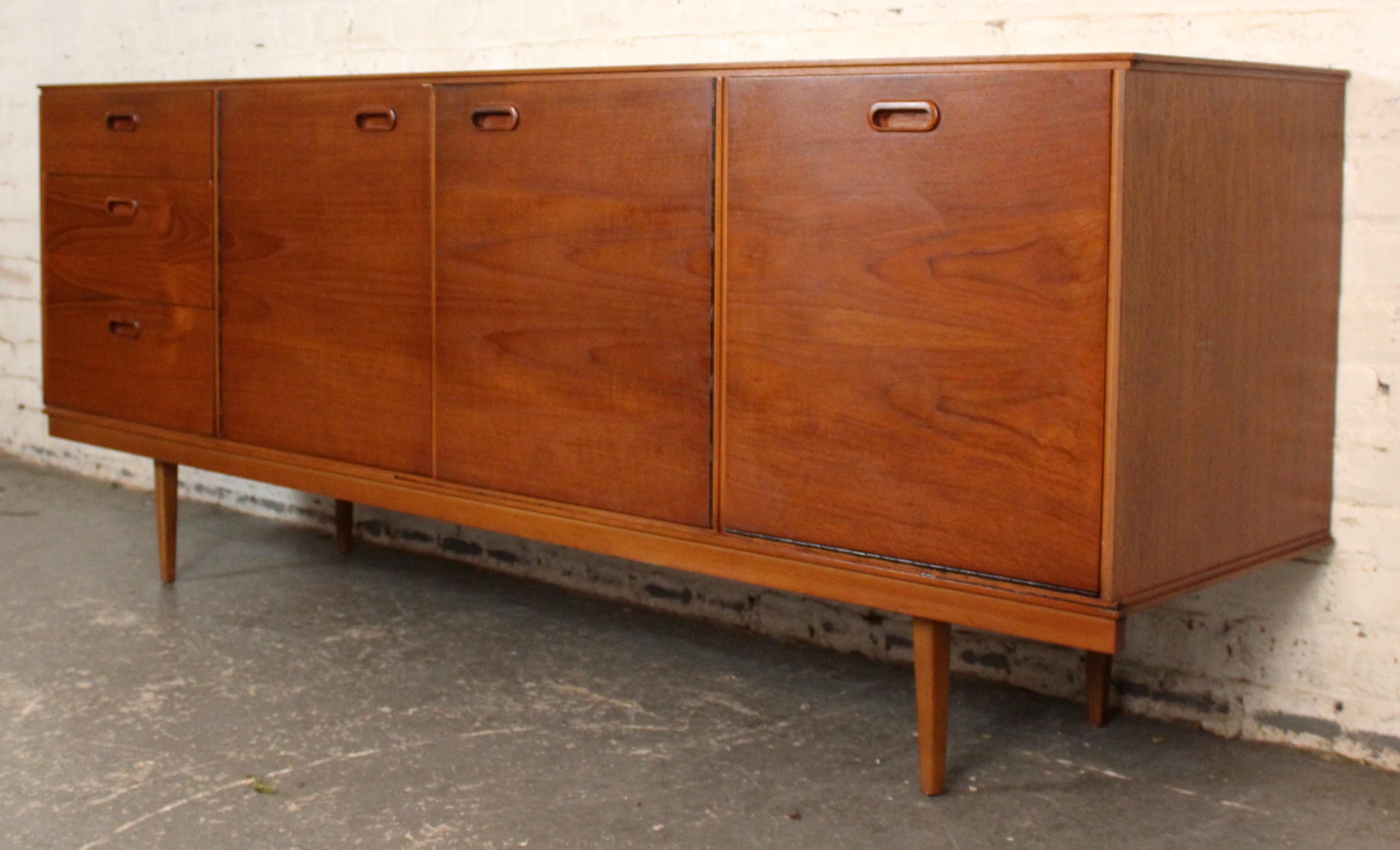 Credenza in teak inglese di metà secolo di Avalon Yatton in vendita 10