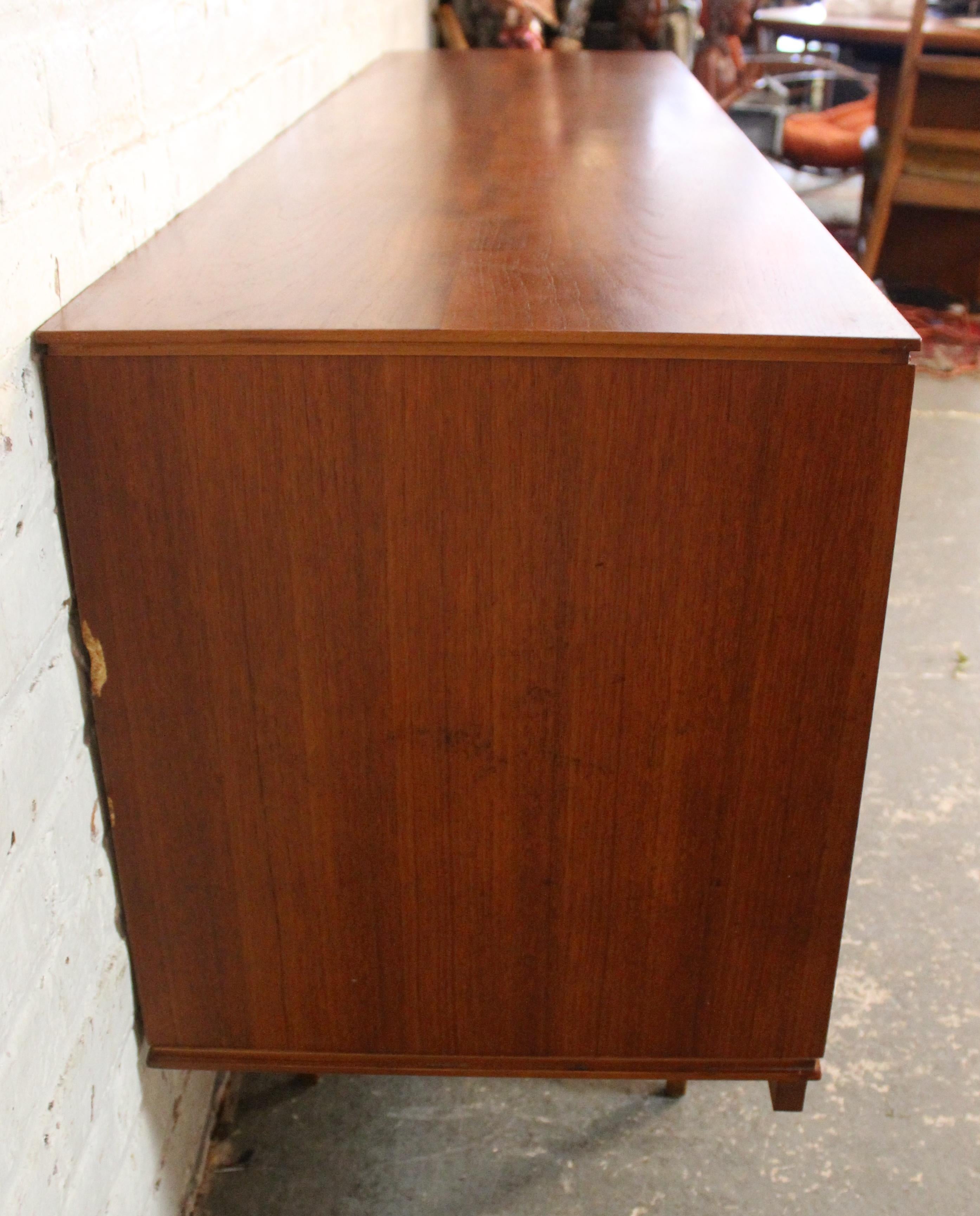 Mid-Century moderno Credenza in teak inglese di metà secolo di Avalon Yatton in vendita