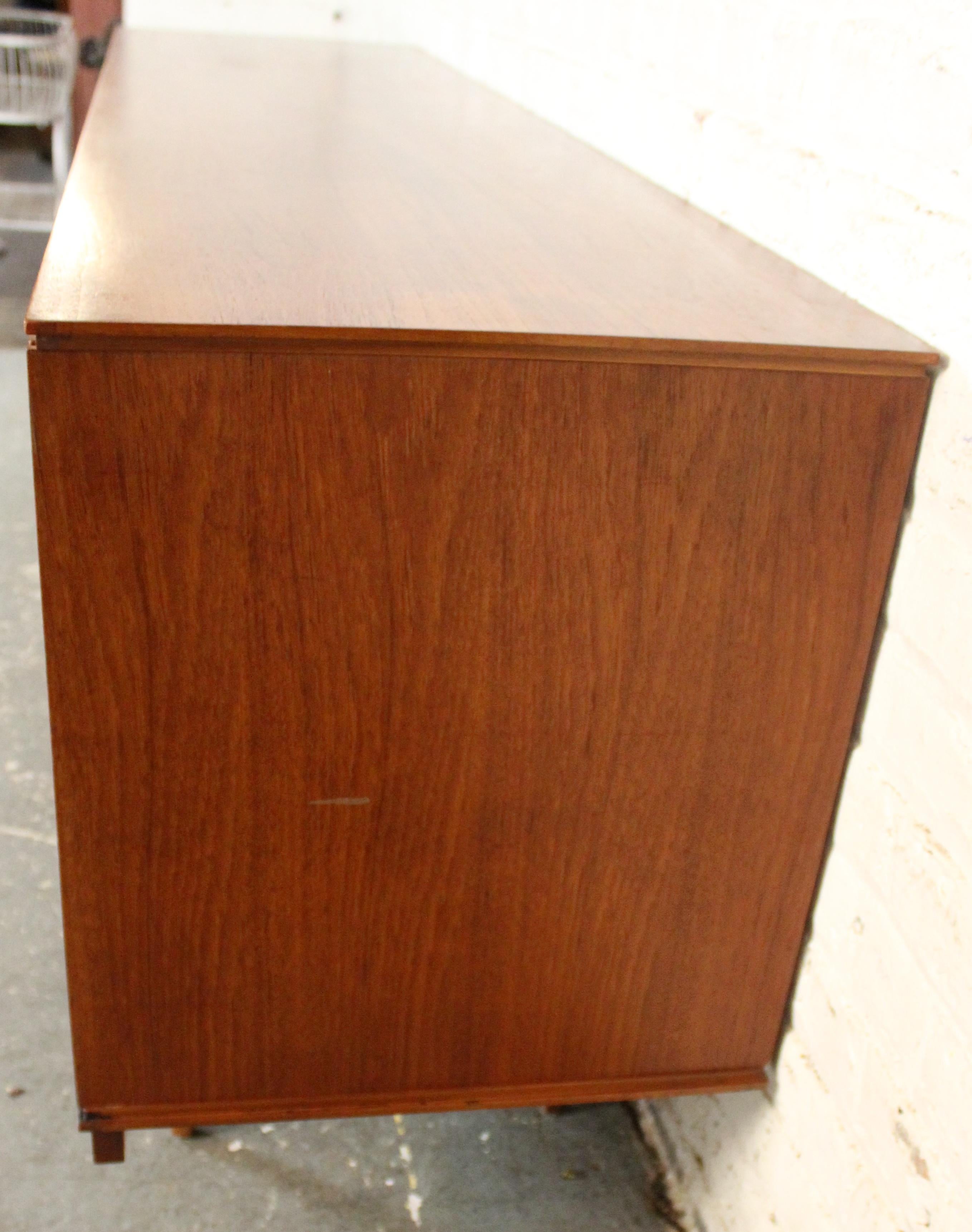 Inglese Credenza in teak inglese di metà secolo di Avalon Yatton in vendita