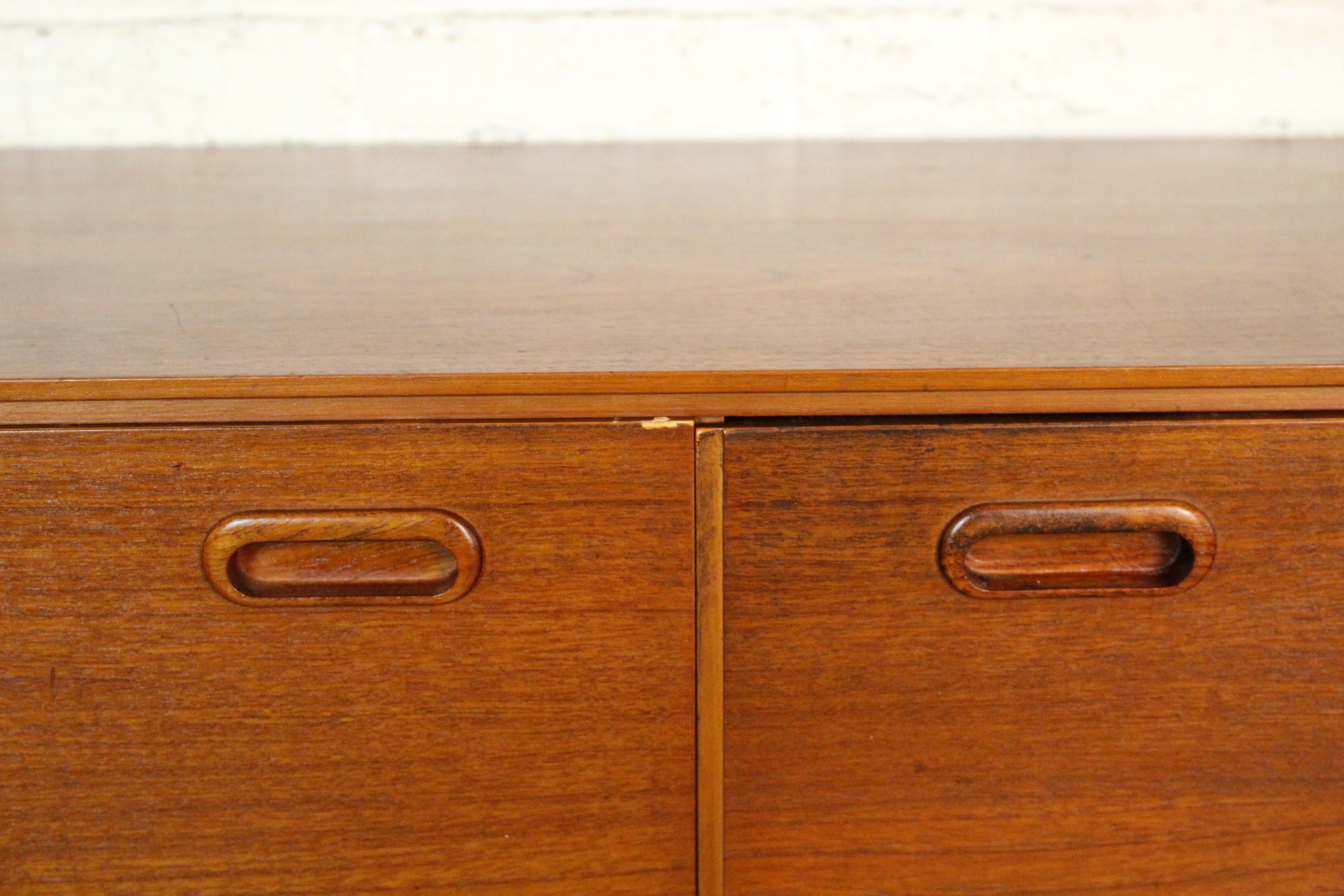 XX secolo Credenza in teak inglese di metà secolo di Avalon Yatton in vendita