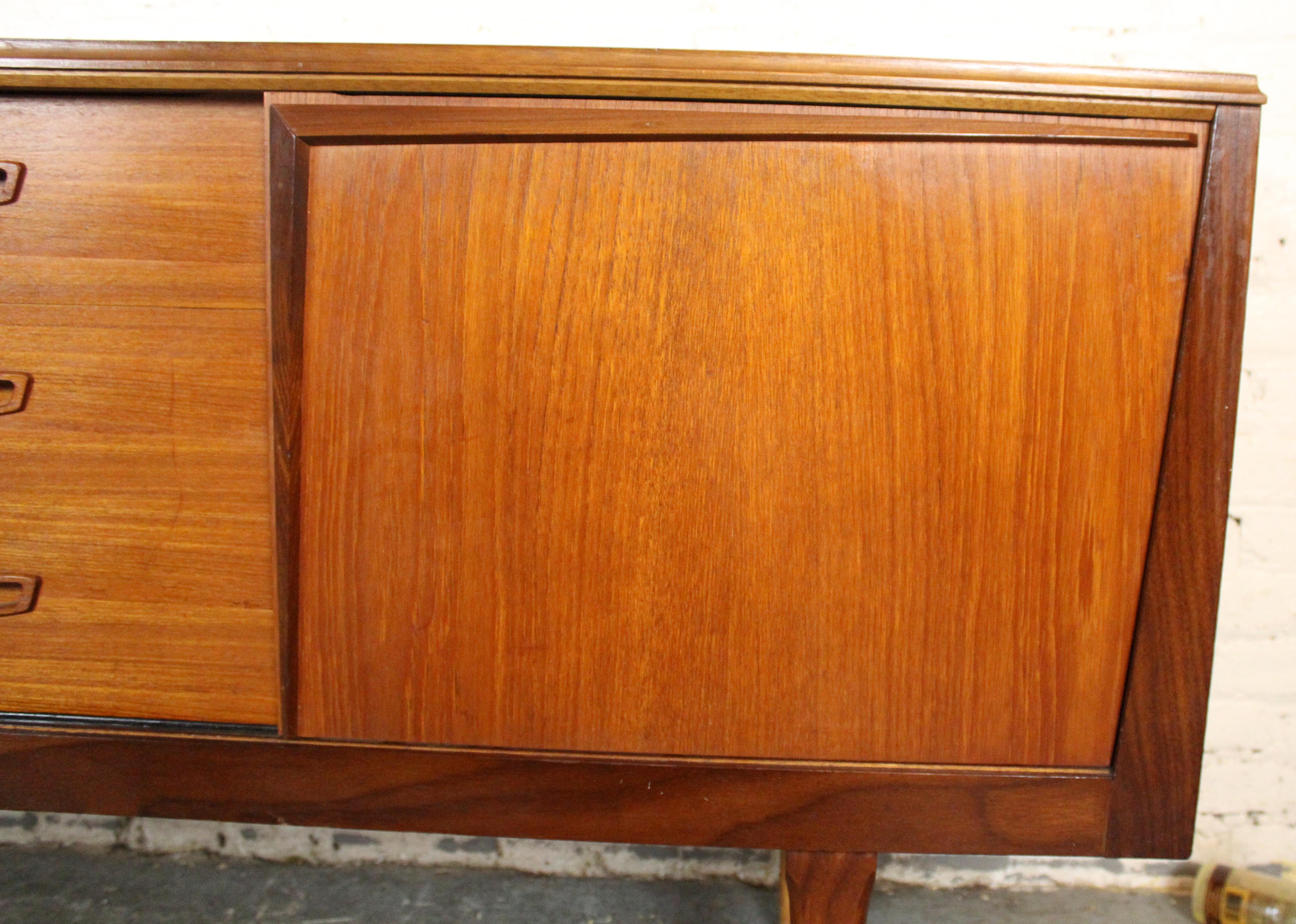 Credenza in teak inglese di metà secolo di Royal Heritage Furniture in vendita 3