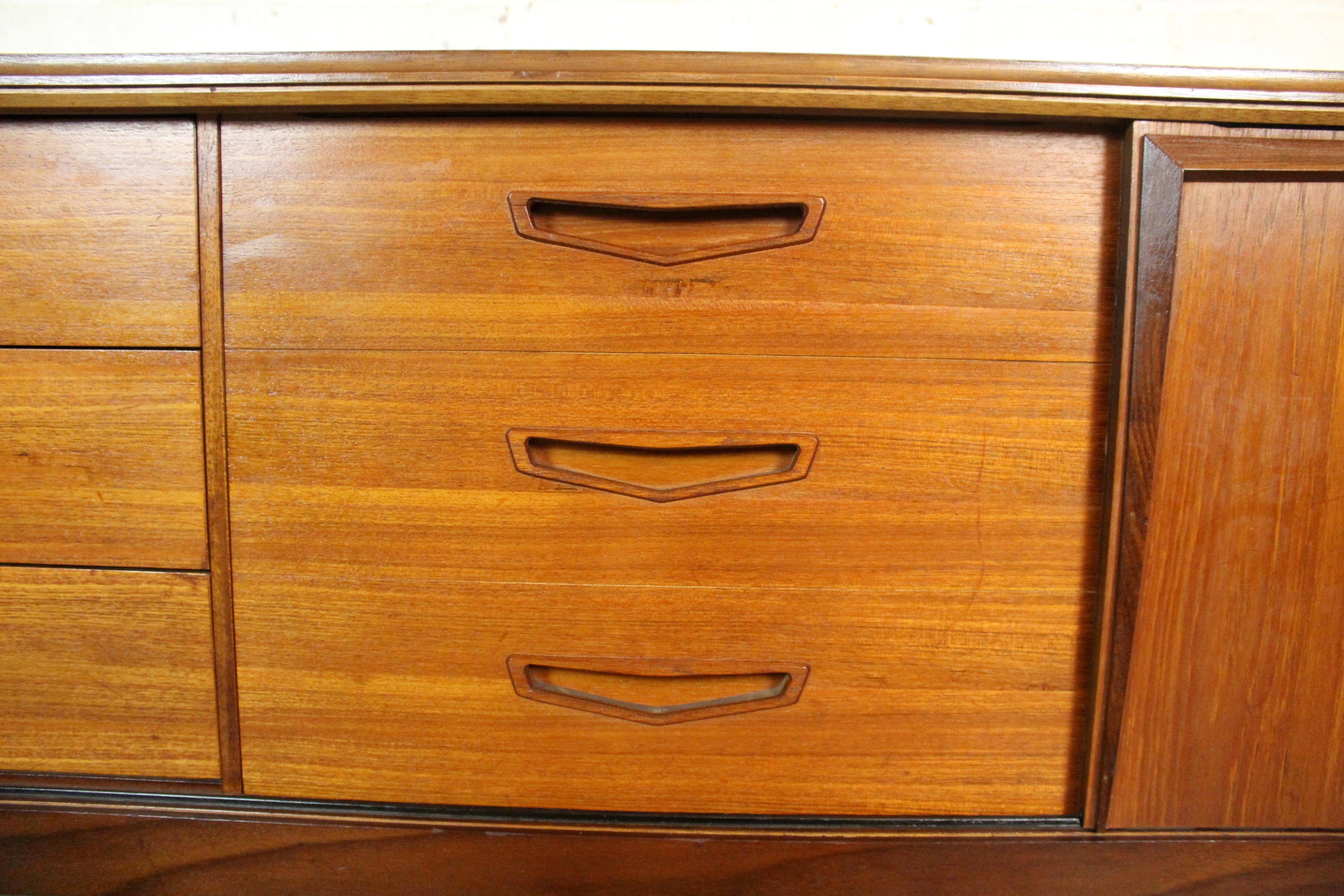 Credenza in teak inglese di metà secolo di Royal Heritage Furniture in vendita 4