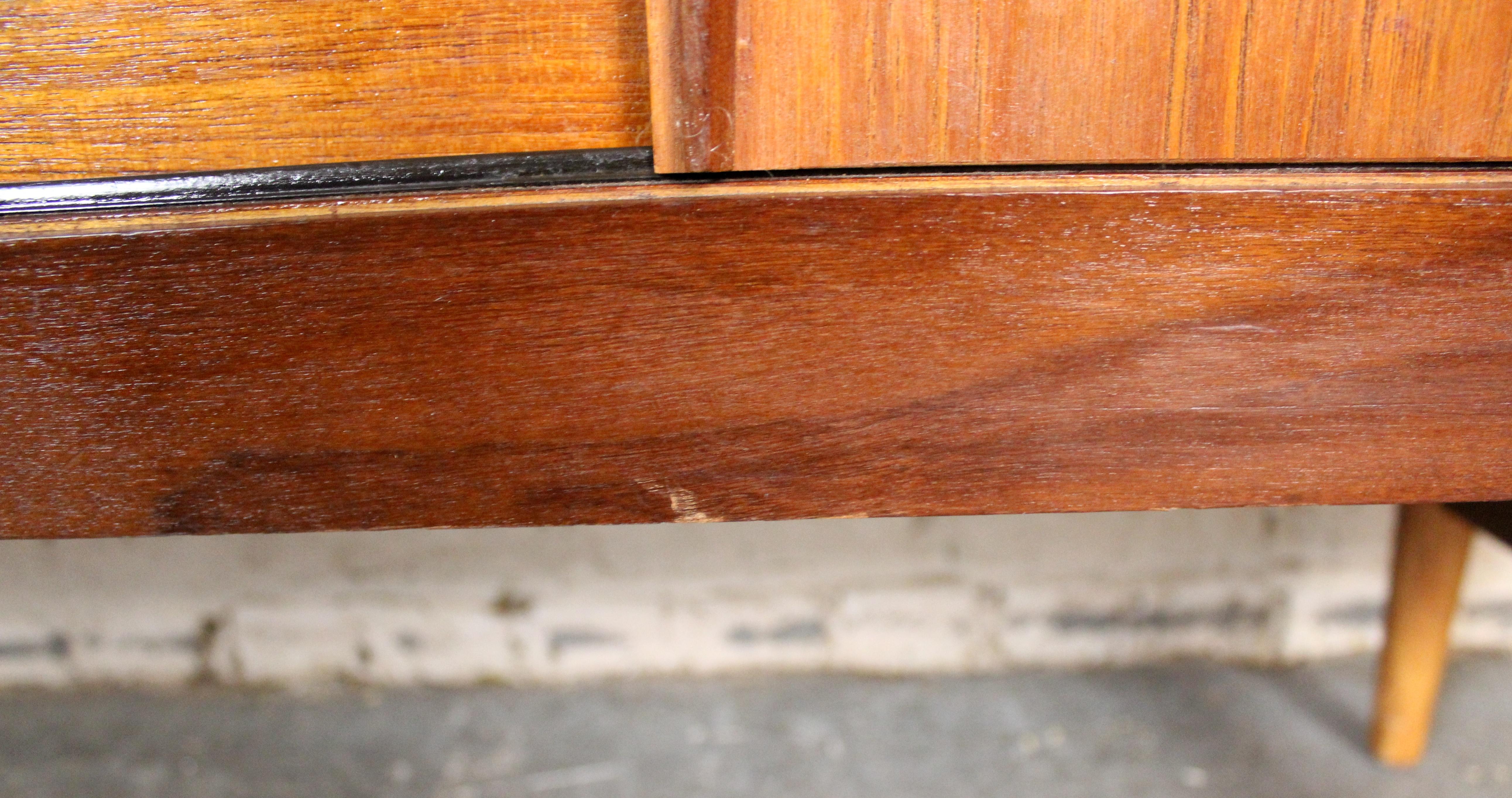 Credenza in teak inglese di metà secolo di Royal Heritage Furniture in vendita 5