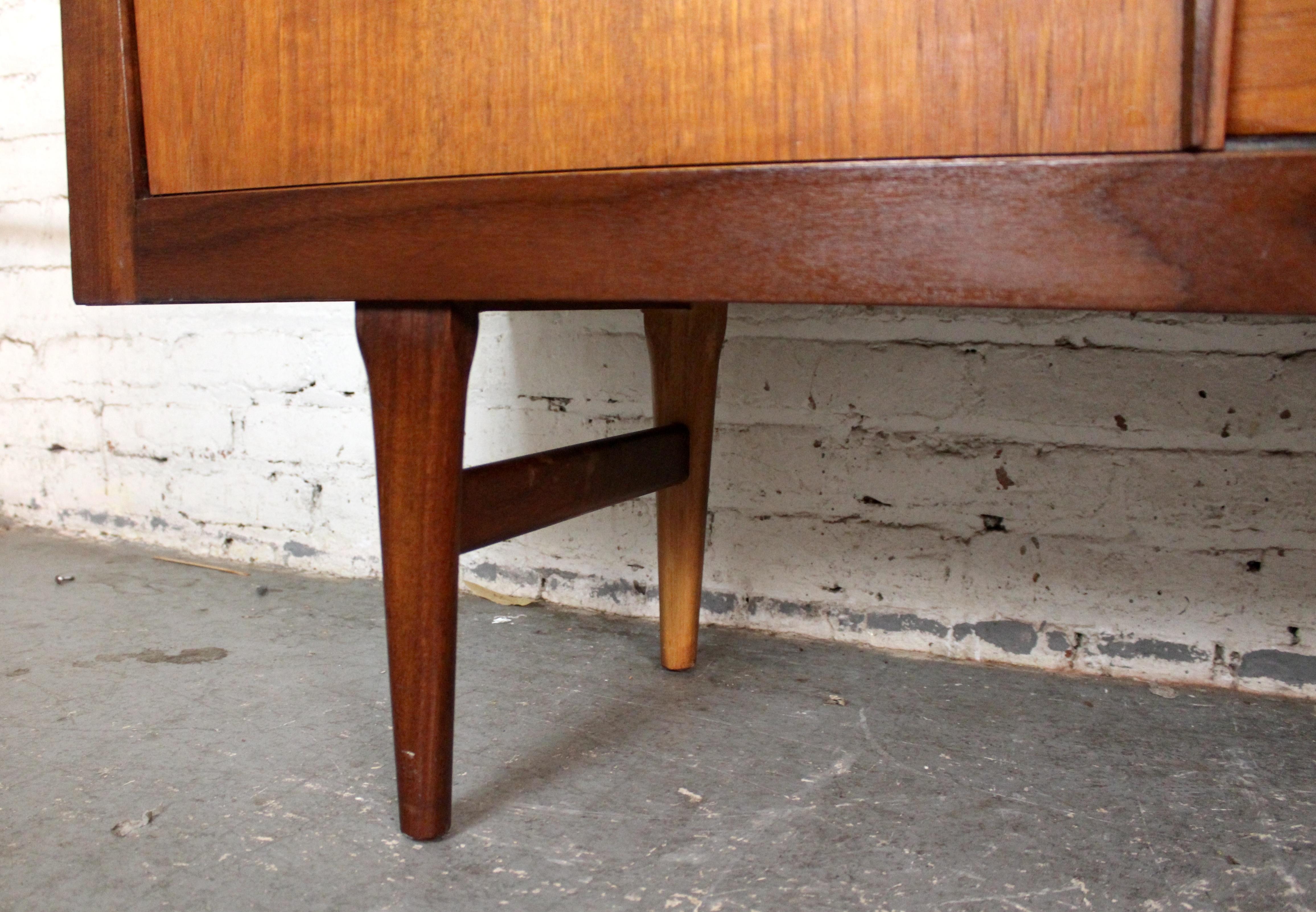 Credenza in teak inglese di metà secolo di Royal Heritage Furniture in vendita 7