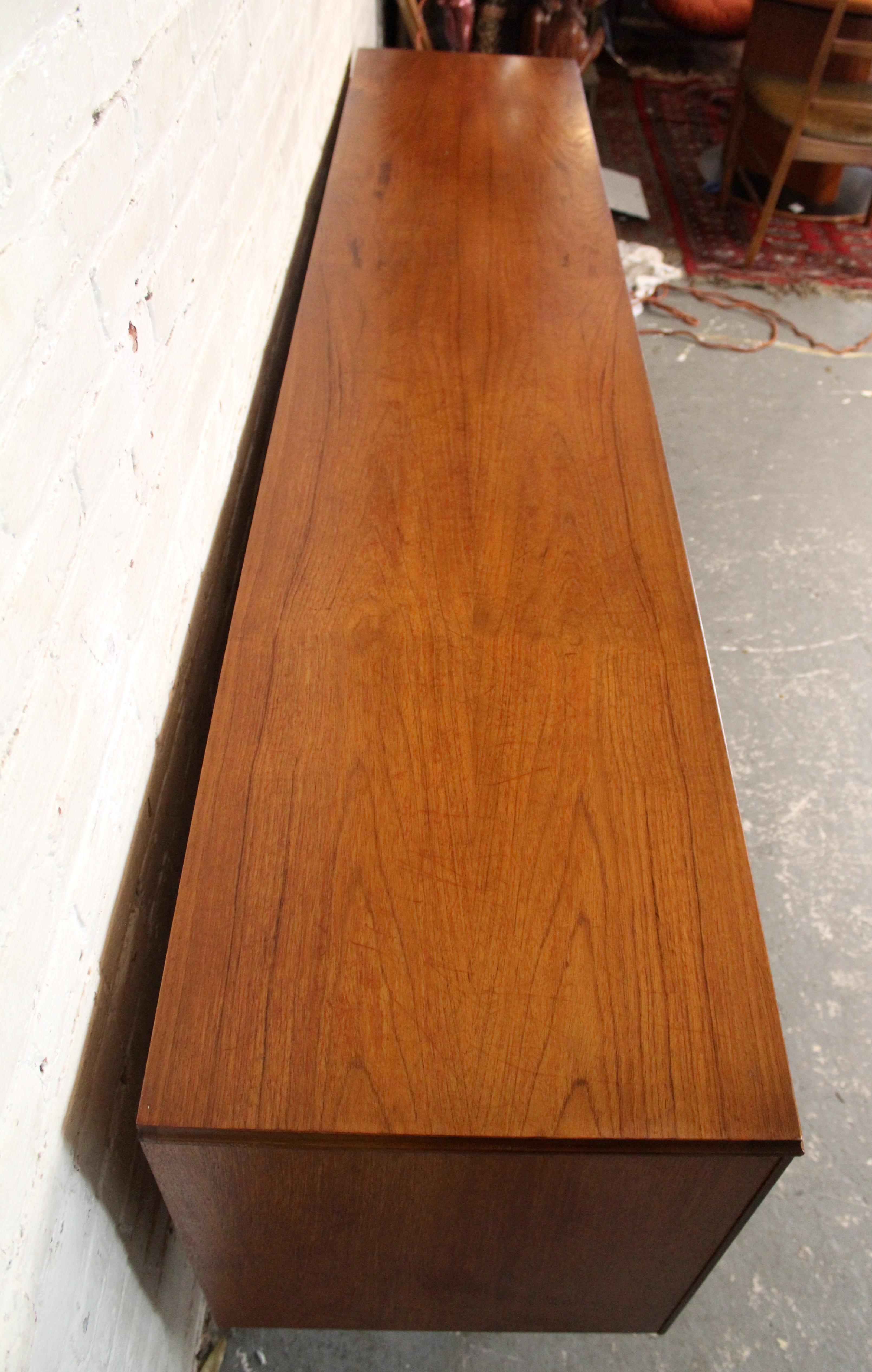 Credenza in teak inglese di metà secolo di Royal Heritage Furniture in vendita 9