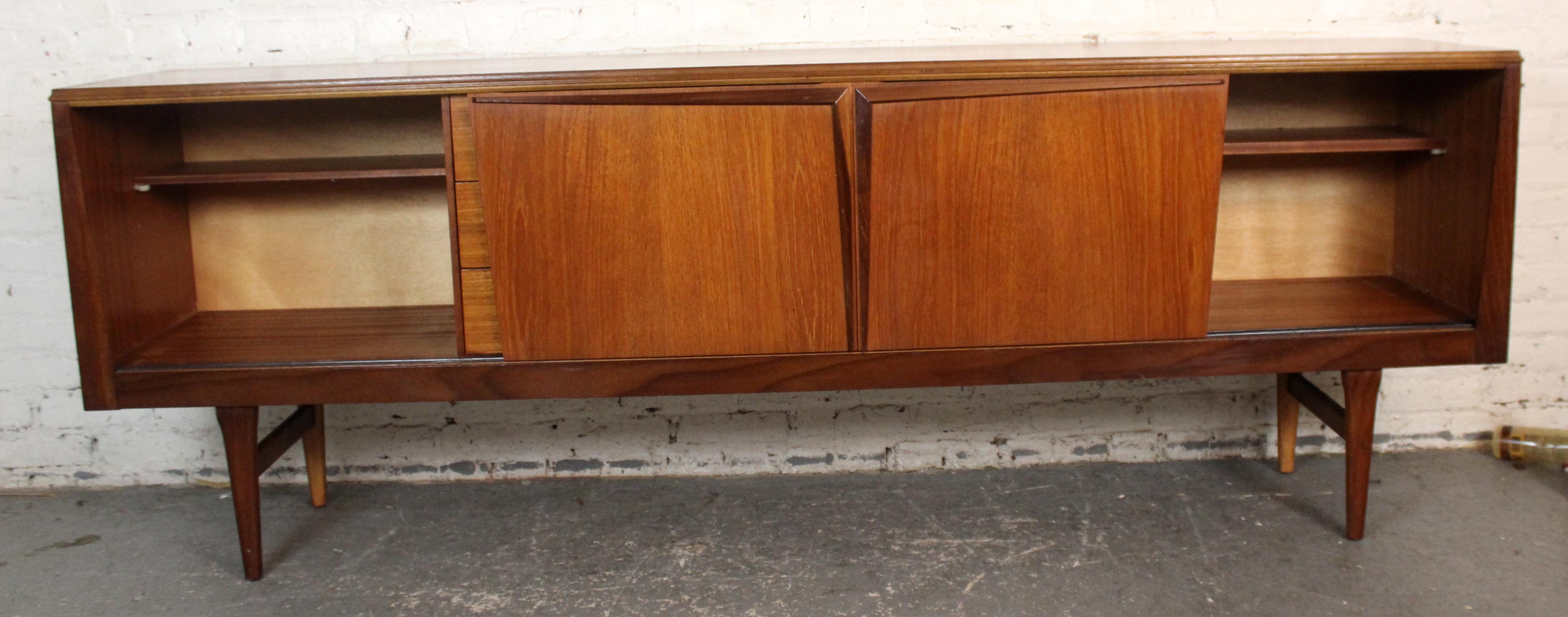 Credenza in teak inglese di metà secolo di Royal Heritage Furniture in vendita 11