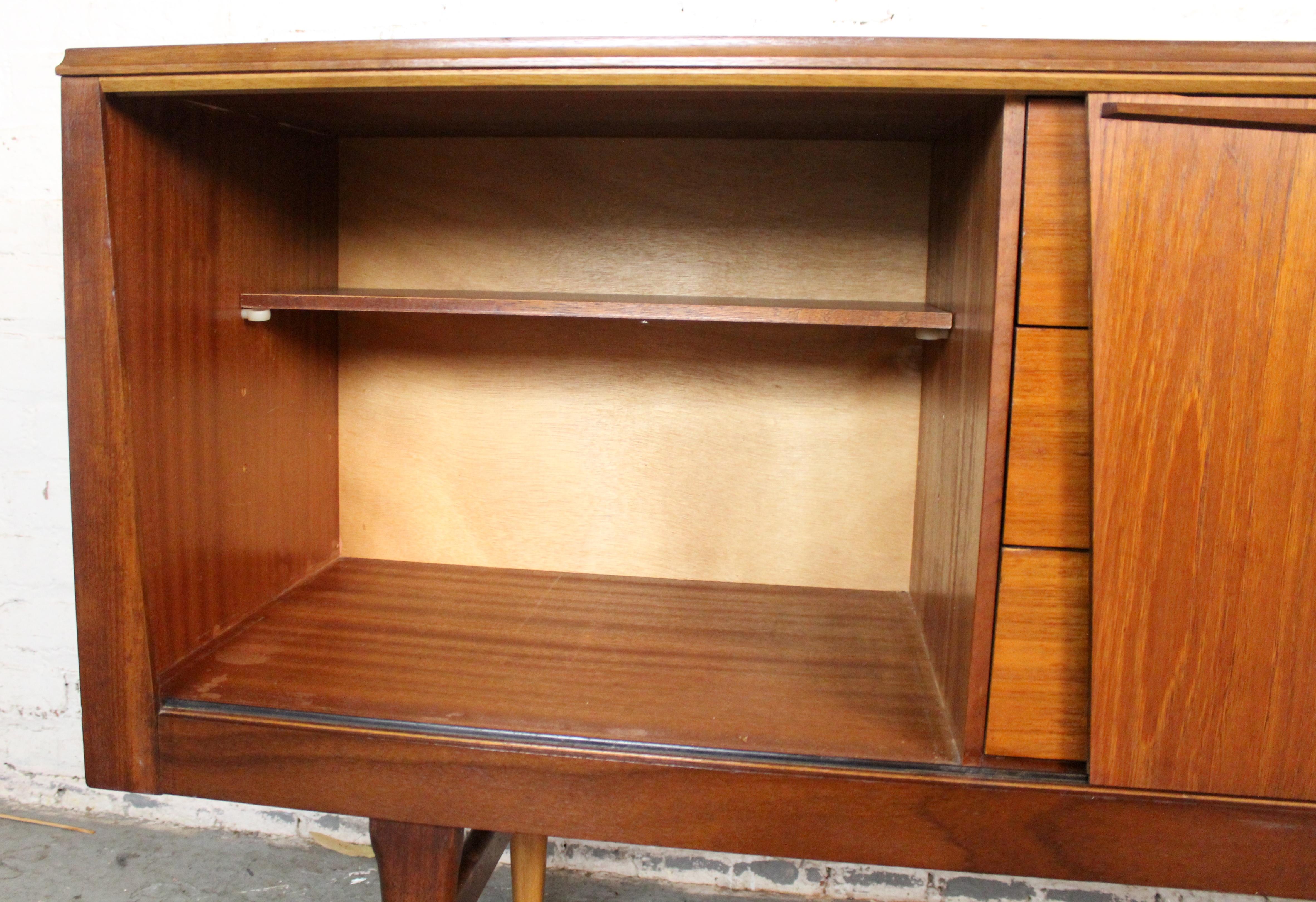 Credenza in teak inglese di metà secolo di Royal Heritage Furniture in vendita 12