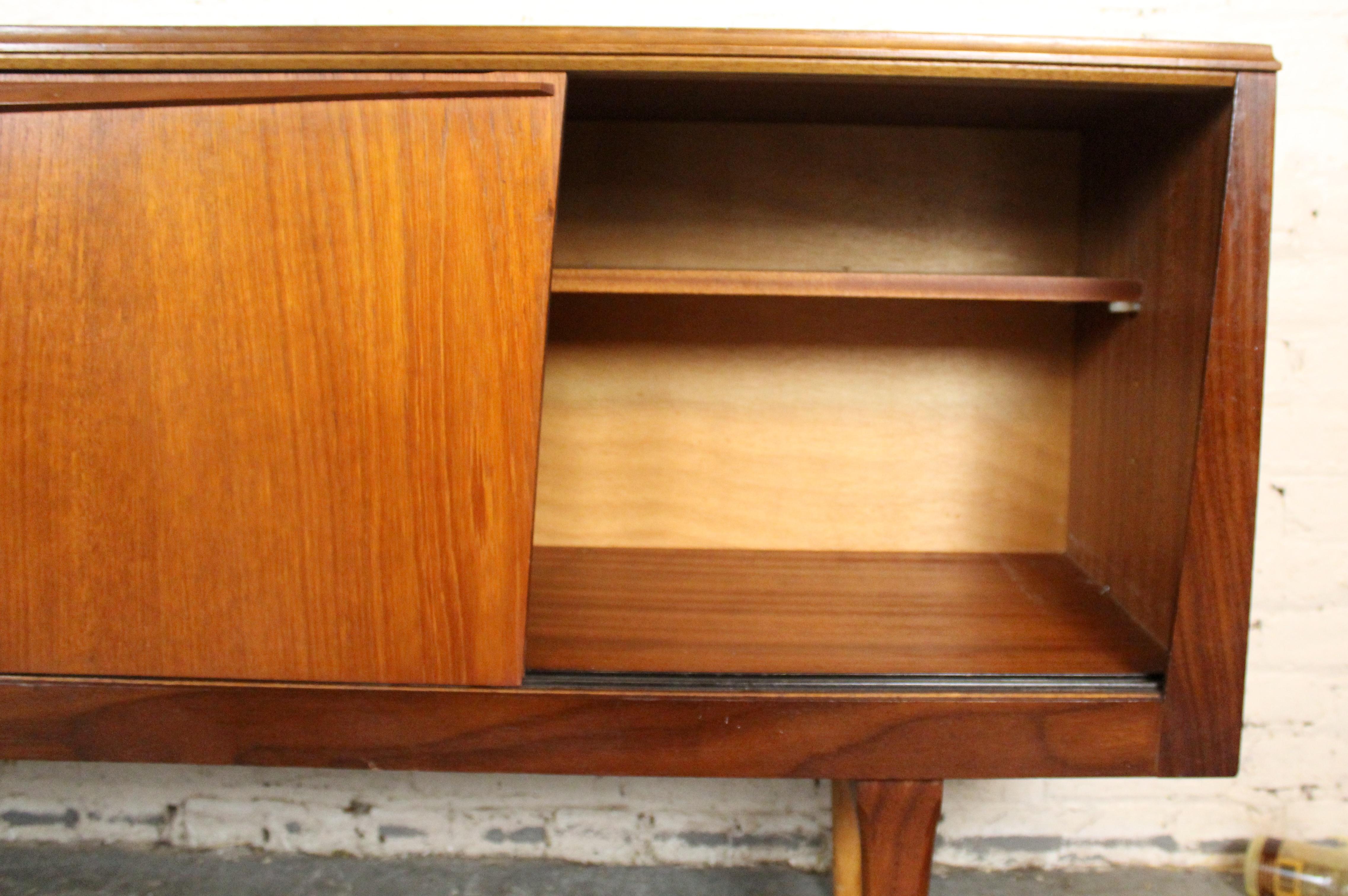 Credenza in teak inglese di metà secolo di Royal Heritage Furniture in vendita 13