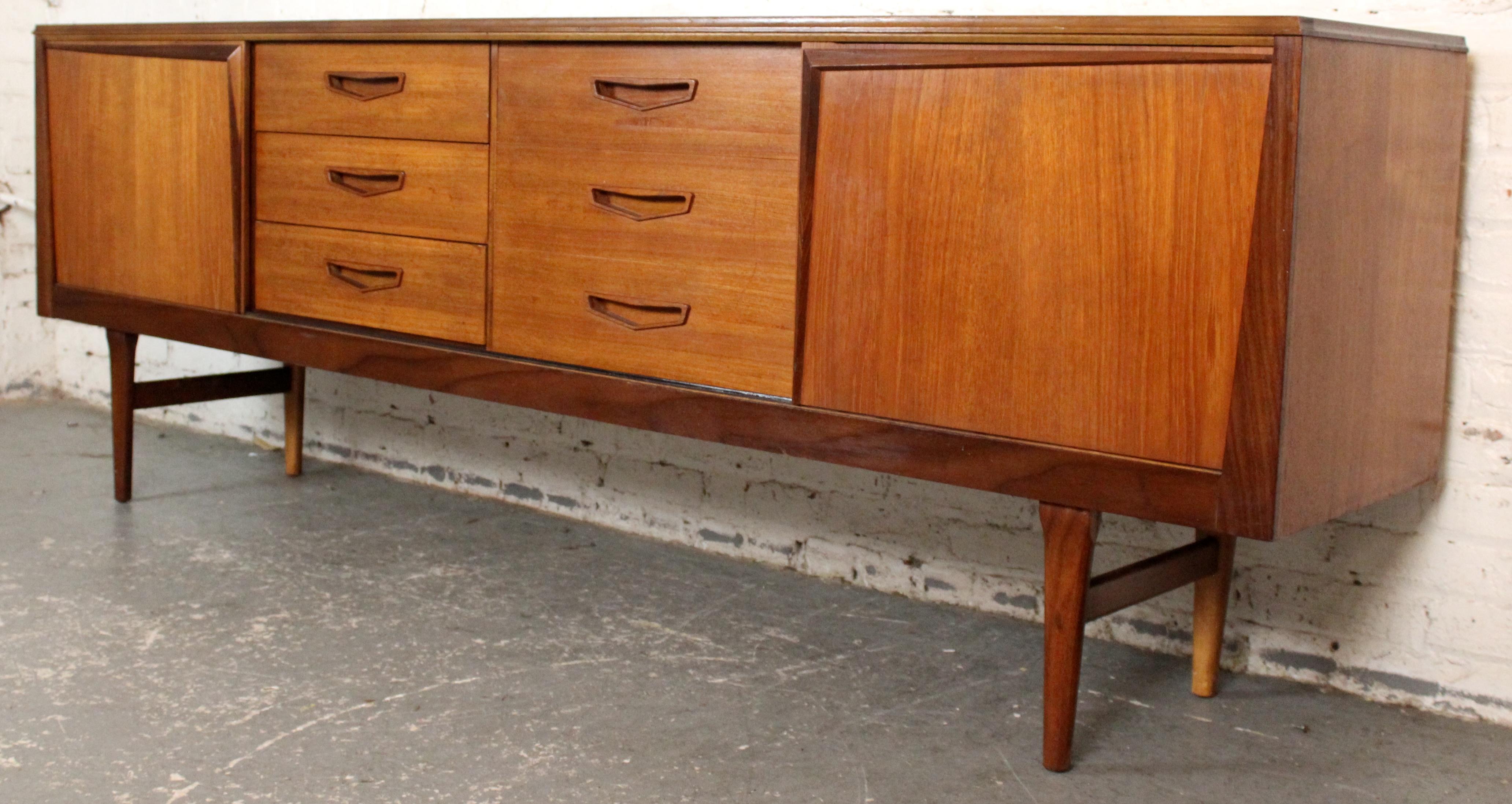 Mid-Century moderno Credenza in teak inglese di metà secolo di Royal Heritage Furniture in vendita