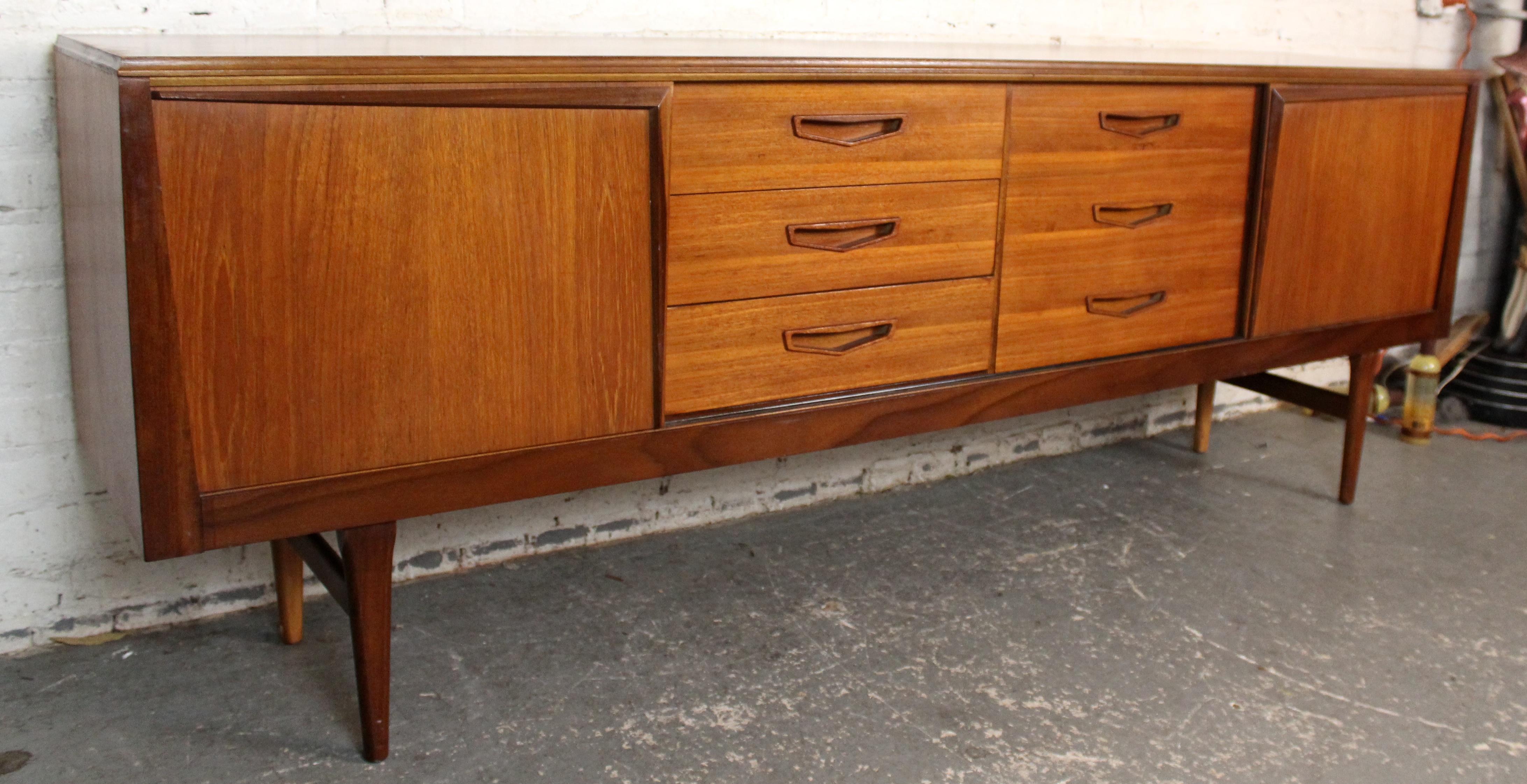 Inglese Credenza in teak inglese di metà secolo di Royal Heritage Furniture in vendita