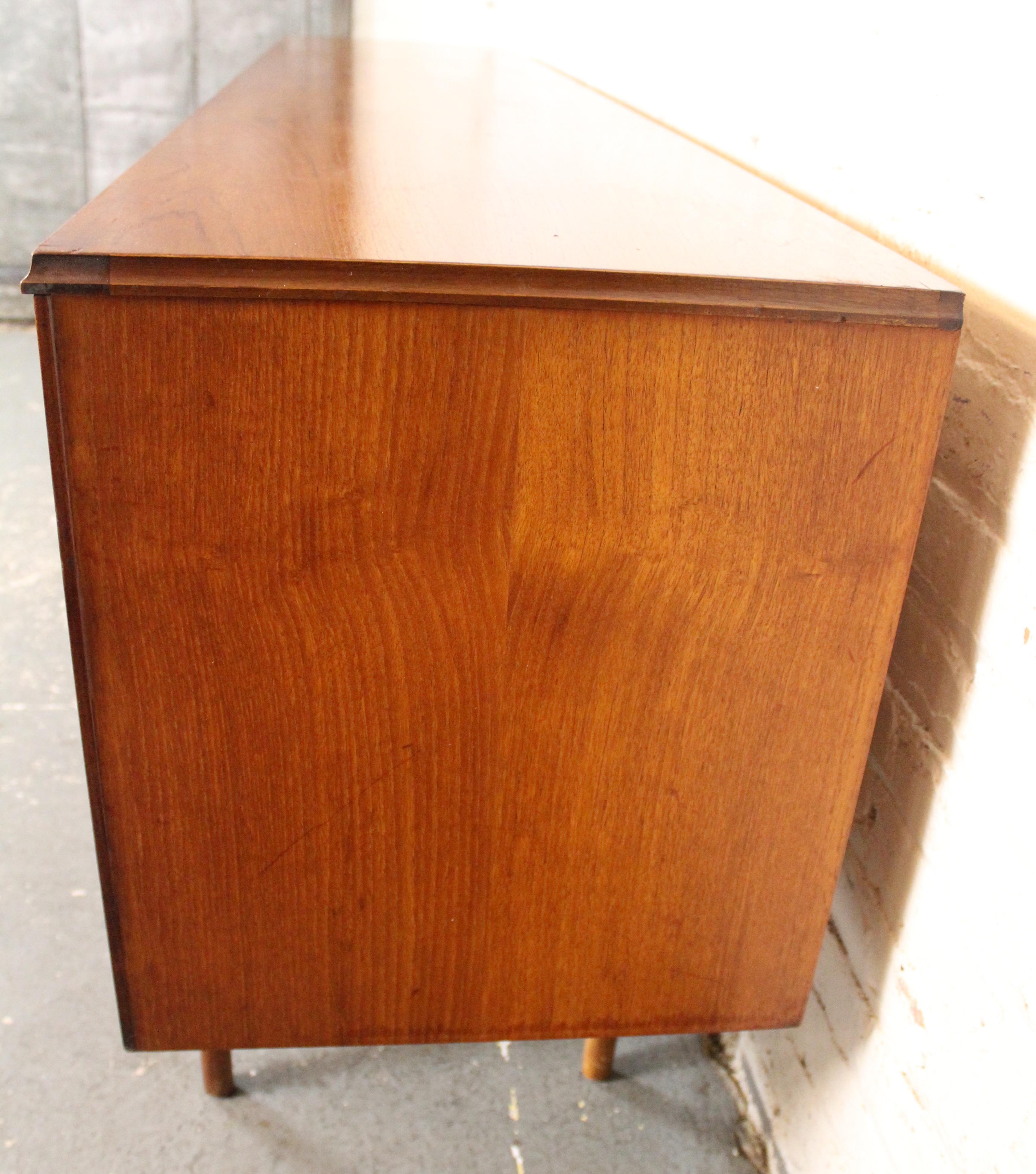Credenza in teak inglese di metà secolo di Royal Heritage Furniture In condizioni buone in vendita a Brooklyn, NY