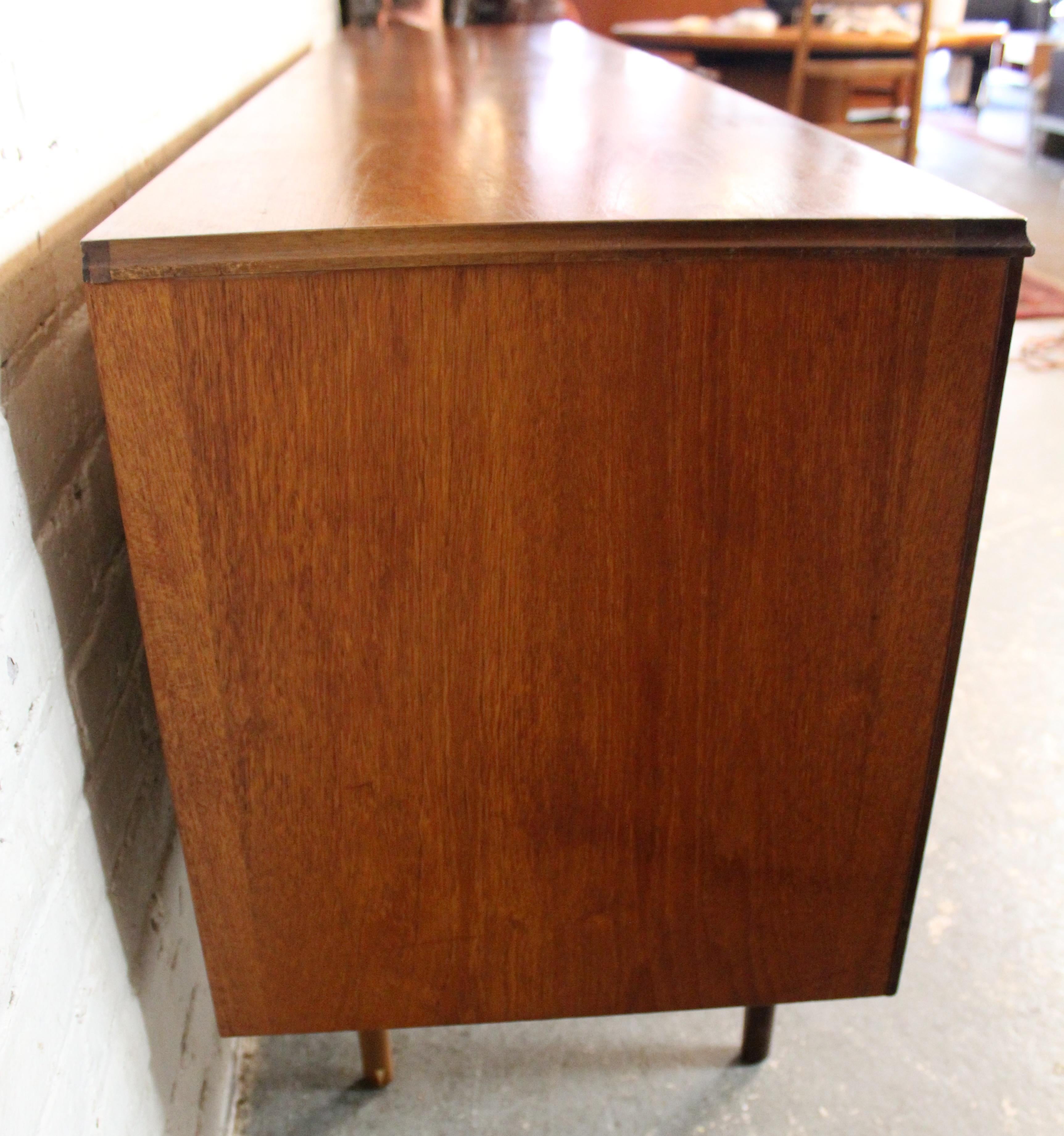 XX secolo Credenza in teak inglese di metà secolo di Royal Heritage Furniture in vendita