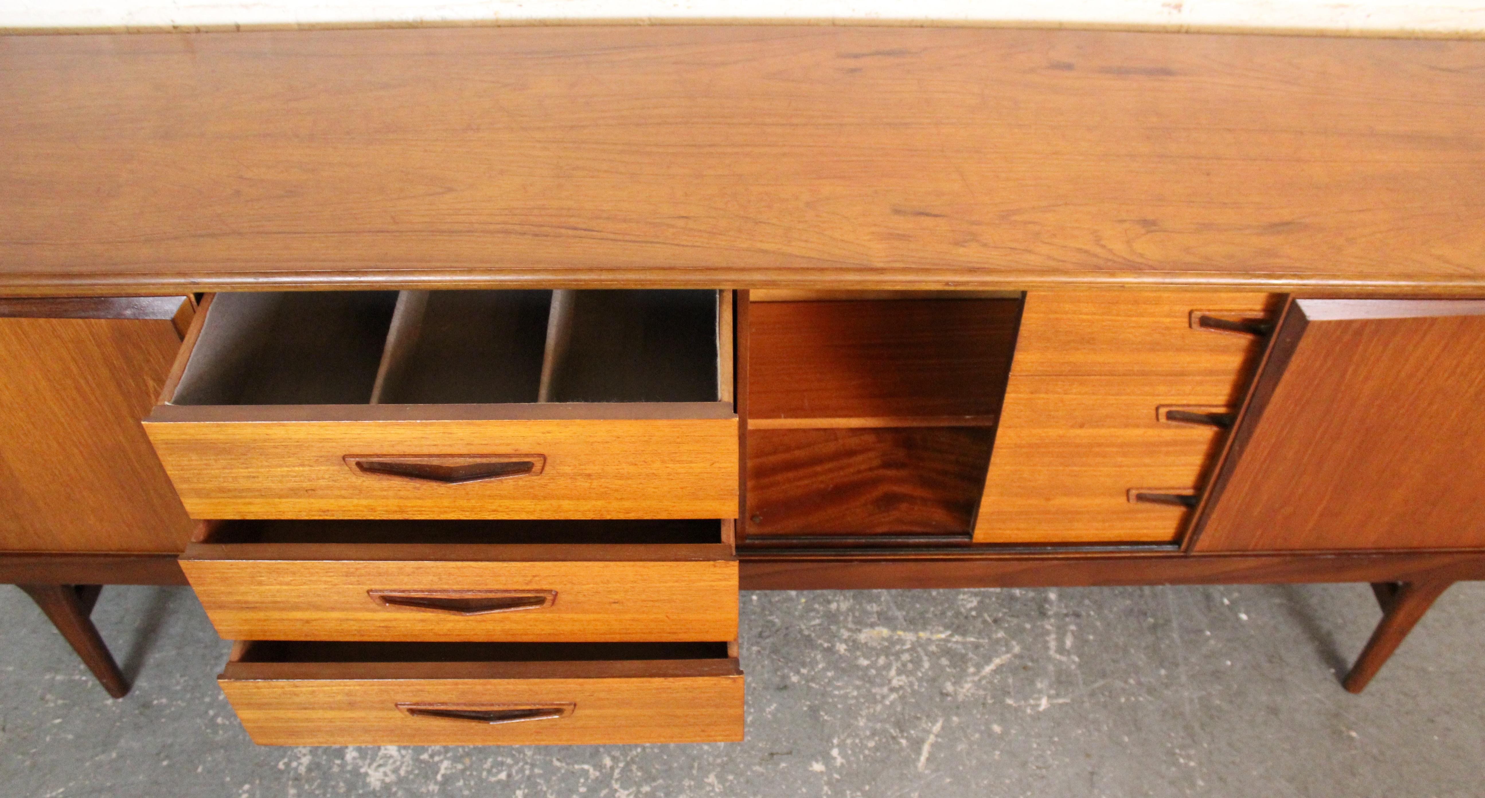 Legno Credenza in teak inglese di metà secolo di Royal Heritage Furniture in vendita
