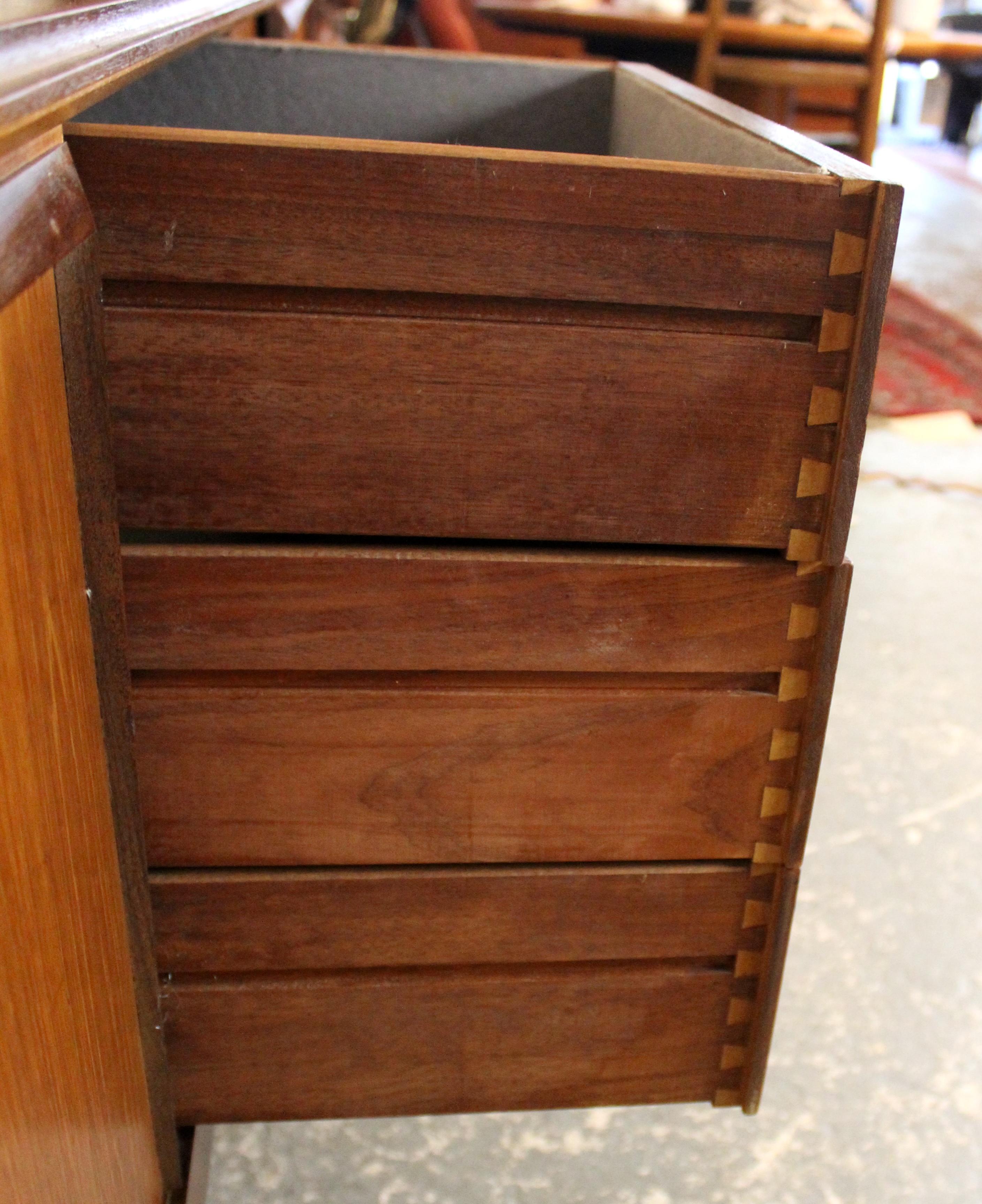 Credenza in teak inglese di metà secolo di Royal Heritage Furniture in vendita 1