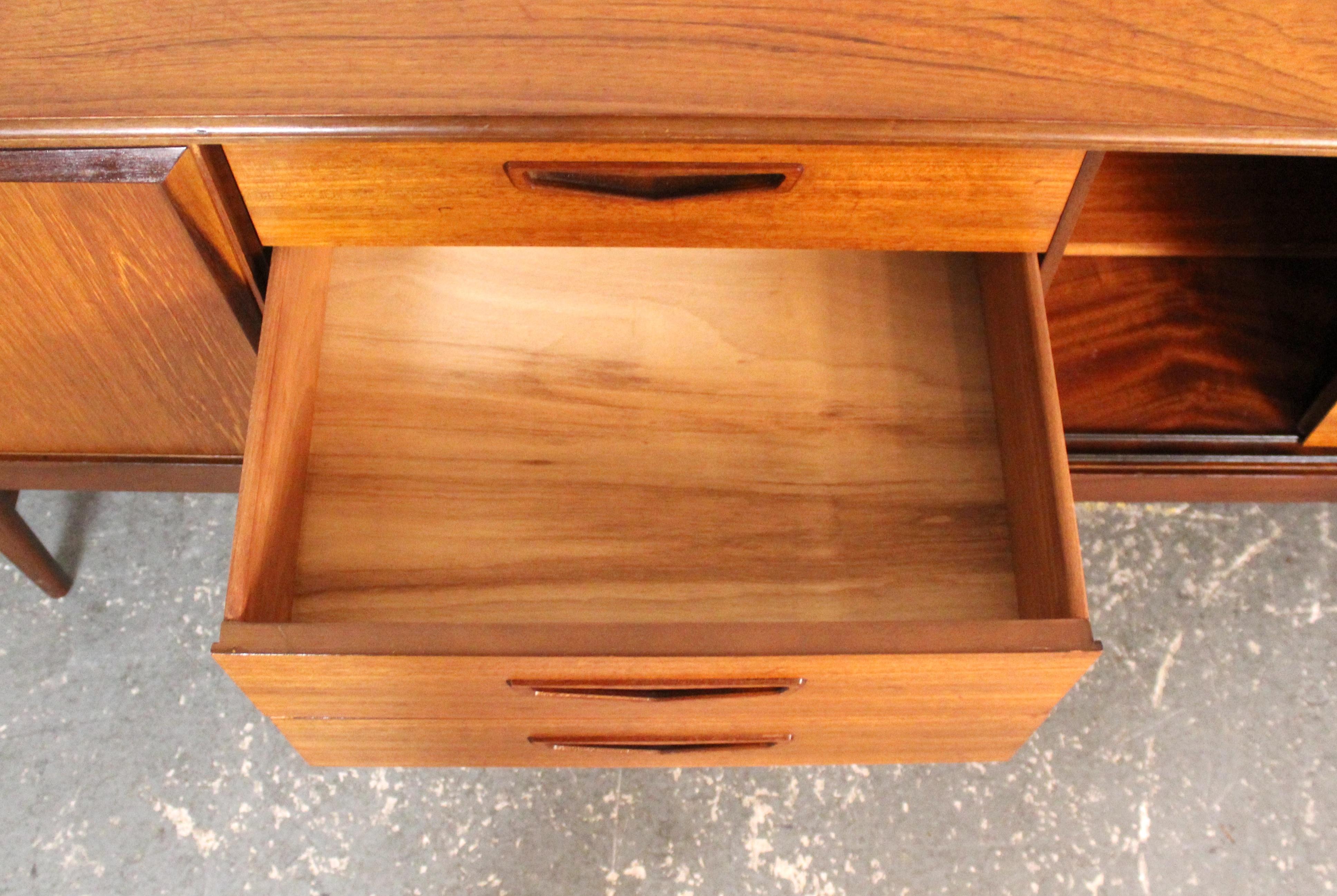 Credenza in teak inglese di metà secolo di Royal Heritage Furniture in vendita 2