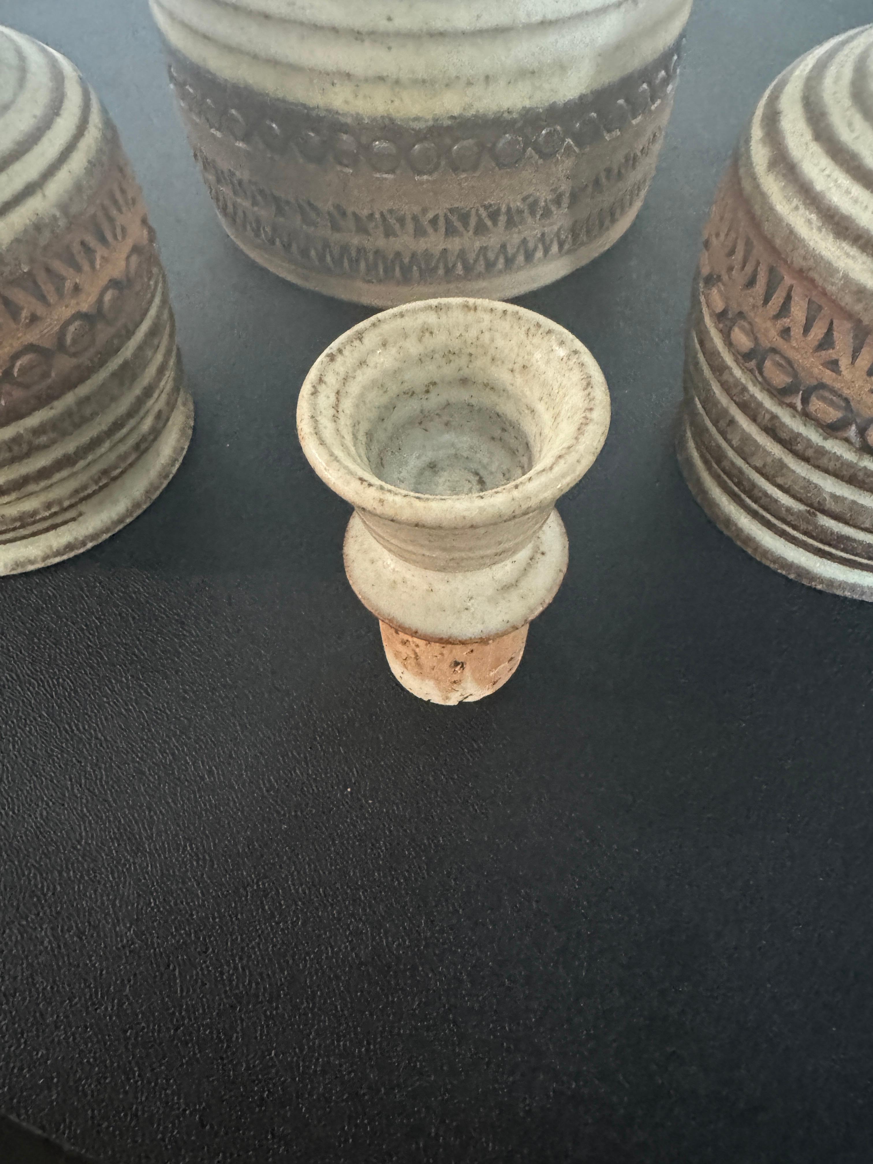 XX secolo Decanter e tazze in gres di Broadstairs Pottery di metà secolo in vendita
